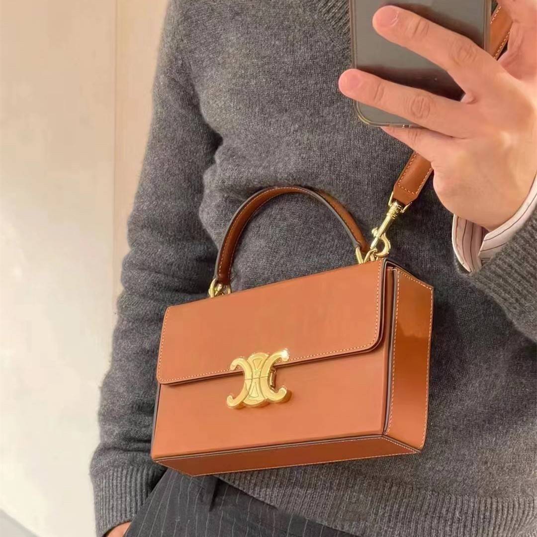 Celine Triomphe shoulder handbag Bag / Celine box triomphe in Natural Calfskin Tan กระเป๋าสะพายเรียบหรูและดูทันสมัยใบนี้ออกมา ให้คุณเลือกสะพายในชีวิตประจำวันเข้ากับการแต่งตัวสบาย ๆ หรือถอดสายถืงออกงานปาร์ตี้สังสรรค์ ก็ช่วยให้คุณดูโดดเด่นได้เช่นกัน นอกจากน