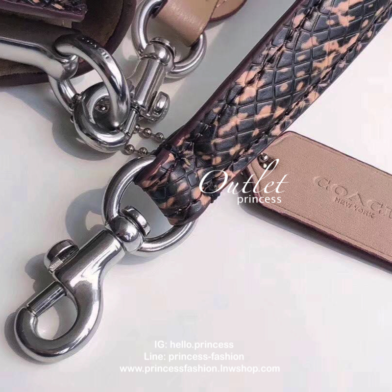 COACH TABBY SHOULDER BAG กระเป๋าถือแบบคลัท /คล้องไหล่ /สะพายข้าง วัสดุหนังแท้ เปิดปิดกระเป๋าแบบกระดุมแม่เหล็กภายในมีช่องหลักใส่ของ2ช่อง มีซิปช่องกลาง 1ช่อง พร้อมช่องเล็กใส่ของจุกจิก ซับในกำมะหยี่ อะไหลเงินคลาสสิค ด้านหน้ามีอะไหล่โลโก้ C ตัวใหญ่ สายยาว+สาย