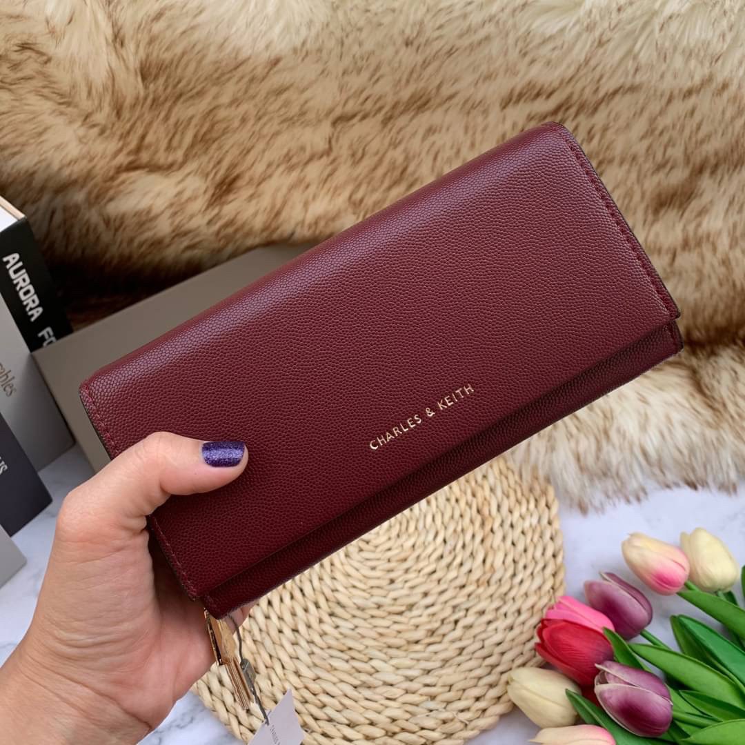 ของแท้ 💯% CHARLES & KEITH METAL TASSEL CLASSIC LONG WALLET กระเป๋าเงินใบยาวรุ่นพู่ยอดฮิต!! หนังพิมพ์ลายคาร์เวียร์ใช้ทน ด้านหลังมีช่องใส่บัตร/แบงค์ได้