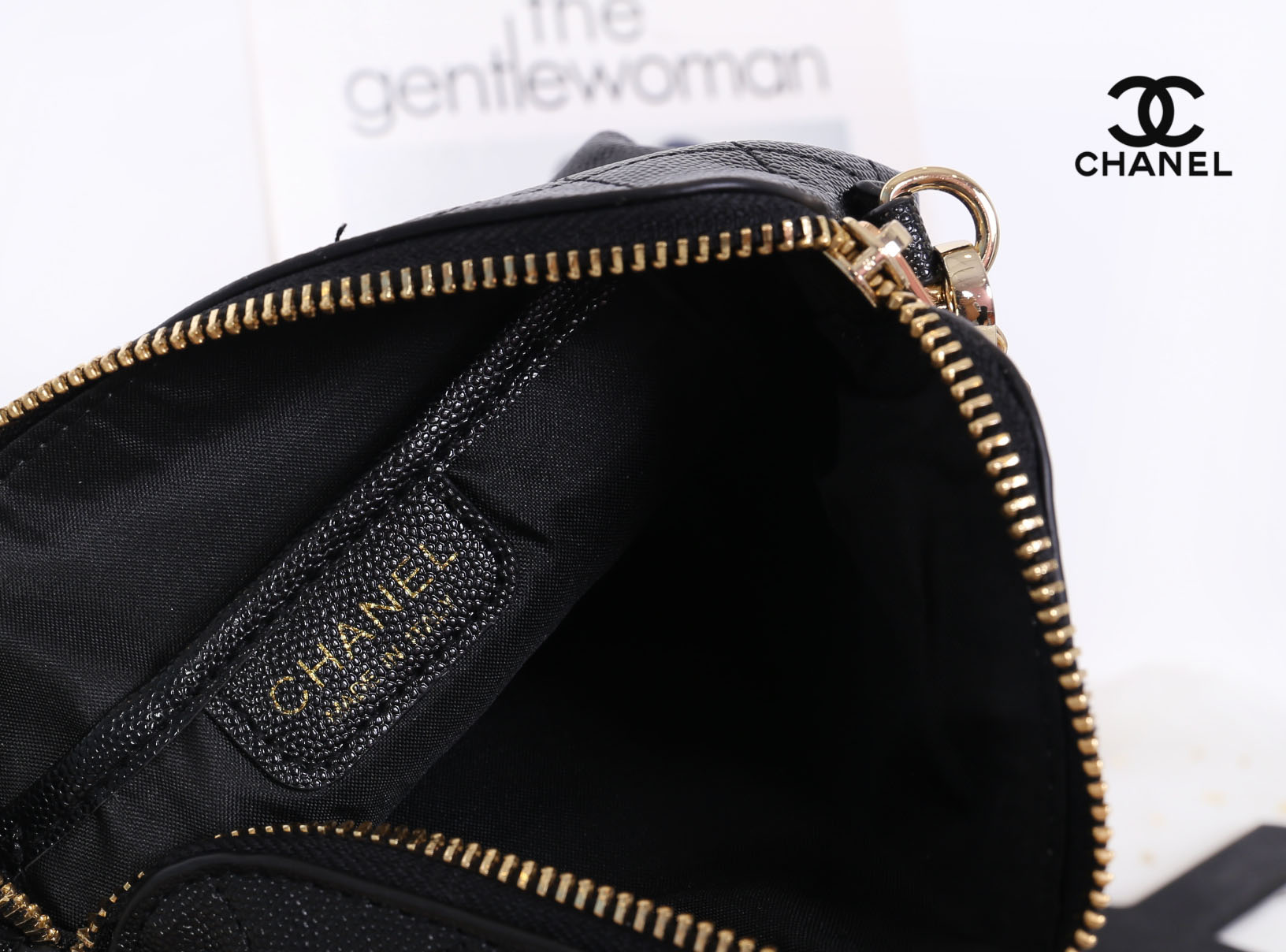 CHANEL Caviar Wristlet Crossbody Bag / Chanel Shoulder Bag With Chain กระเป๋าหนังลายเวียร์ปั๊มโลโก้แบรนด์ด้านหน้าสวยหรูดูแพง มาพร้อมจี้โลโก้แบรนด์ห้อยสีทองเก๋ๆน่ารัก