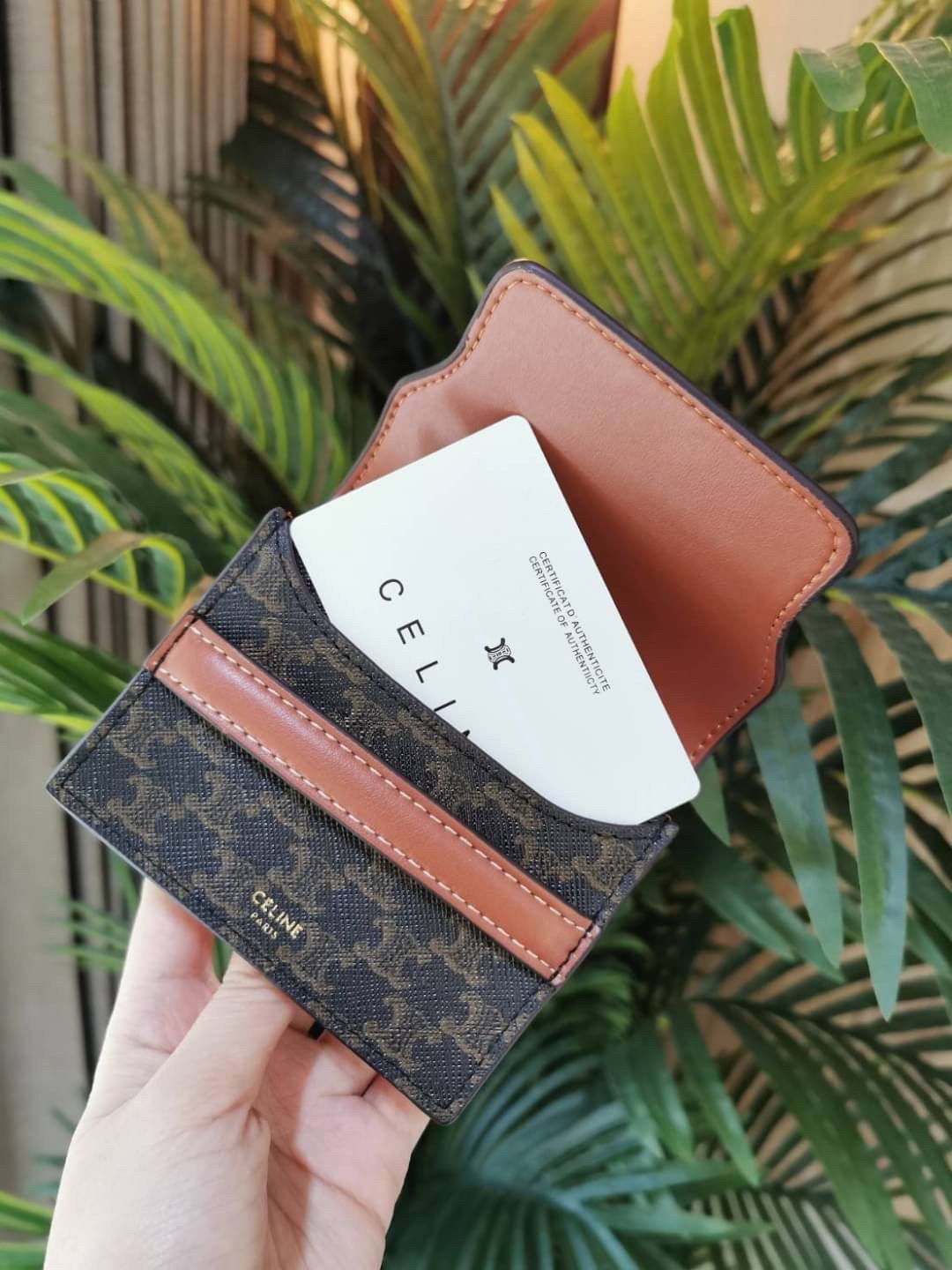 พรีเมี่ยมกิ๊ฟแท้ 100% 】CELINE SHORT WALLET VIP GIFT WITH PURCHASE GWP พรีเมี่ยมกิ๊ฟ Limited จาก CELINE HAUTE PARFUME DUTYFREE วัสดุ Triomphe Canvas หนังขึ้นลาย Signature Brand