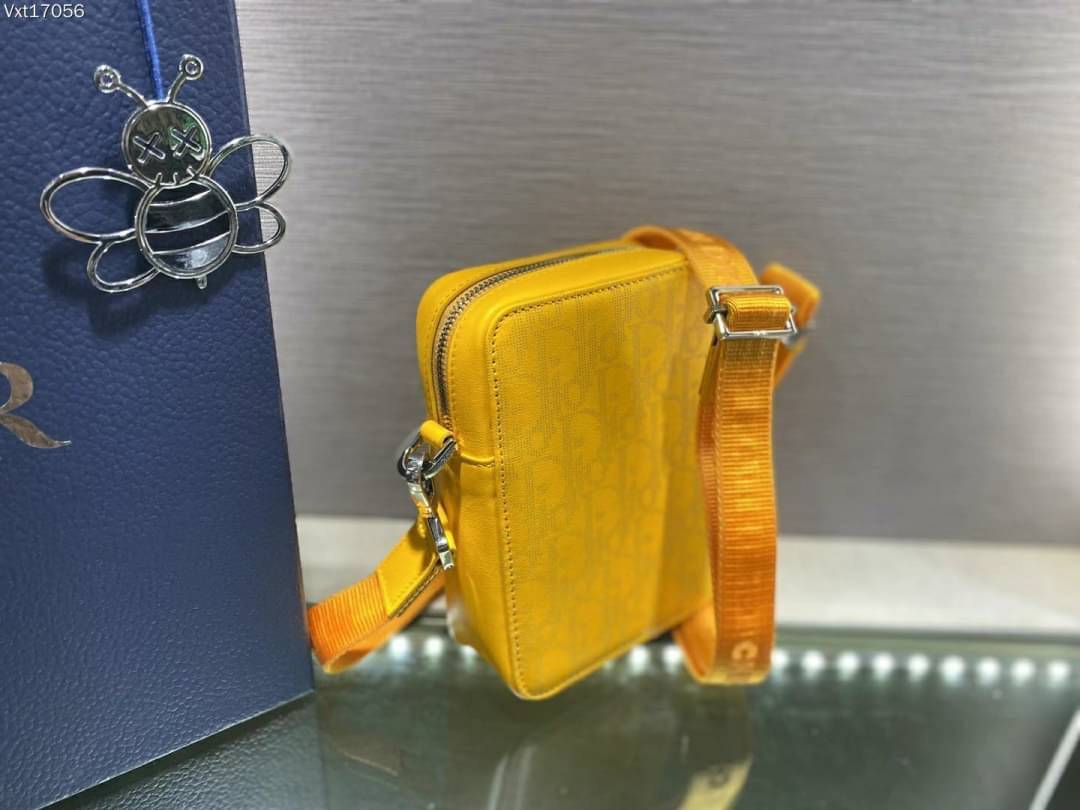 Dior World Tour Vertical / DIOR WORLD TOUR OBLIQUE GALAXY LEATHER MESSENGER POUCH BAG / Dior Pouch With Strap Oblique Galaxy Calfskin เกรดเทพออริจินอล หนังแท้ ภาพถ่ายจากสินค้าจริง ใช้งานต่างประเทศได้