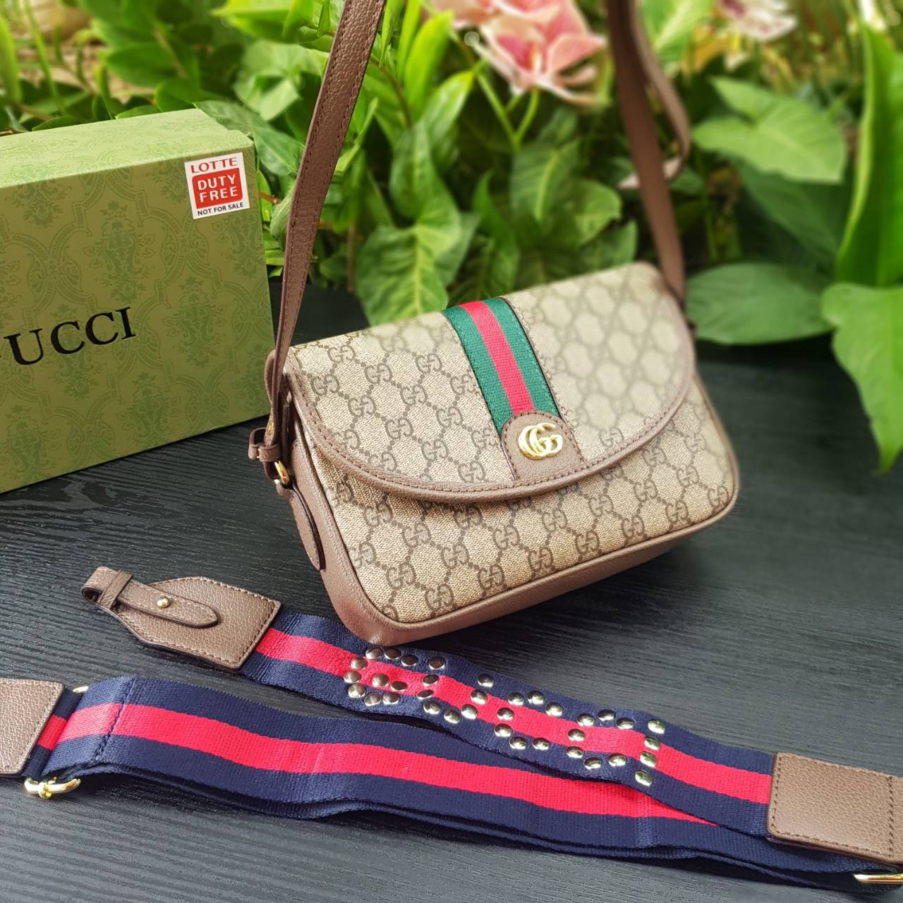 GUCCI Ophidia mini GG shoulder bag กระเป๋าถือ กระเป๋าสะพายทรงสวย ดีไซน์ที่เป็นเอกลักษณ์ จะถือเป็นครัช สะพายไหล่ หรือครอสบอดี้ก็สวยลงตัวได้ทุกสไตล์