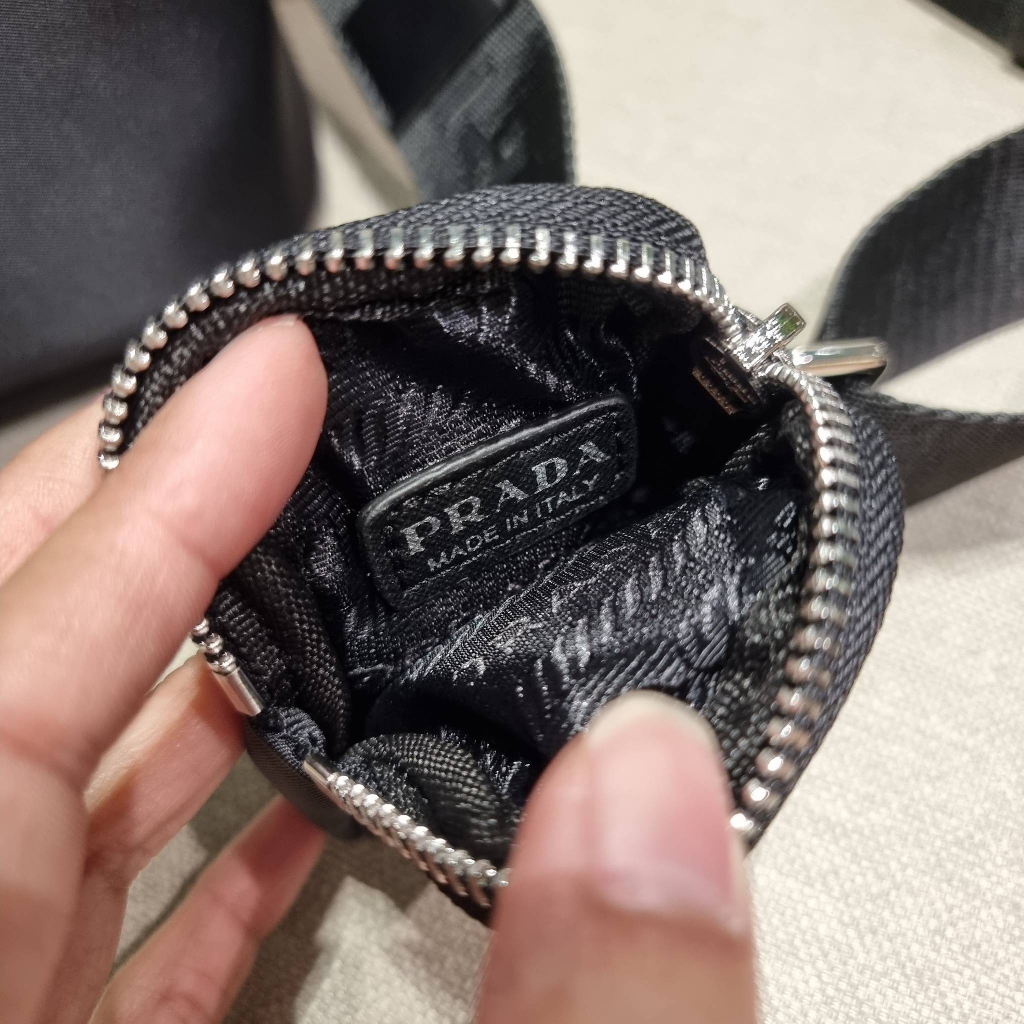 PRADA RE-NYLON AND LEATHER SHOULDER BAG ถึงเวลาของหนุ่มกันแล้ว!! ไอเท็ม best seller ที่เตรียมขึ้นแท่นรุ่นหายาก เท่ คูล ดูดี ไม่เกร่อ กระเป๋าสะพายข้าง รูปทรงเรขาคณิต ดีไซน์เรียบง่าย แต่มีความหรูในตัว วัสดุผ้าไนล่อนคุณภาพ พร้อมใบลูก ไว้ใส่เหรียญ ใส่กุญแจได้