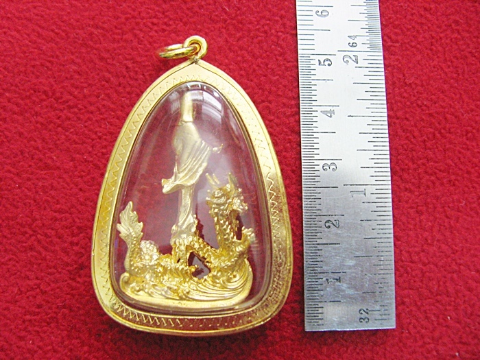 สินค้าหมดค่ะ องค์เจ้าแม่กวนอิมประทับบนมังกรเนื้อทองเลี่ยมทองไมครอนค่ะ