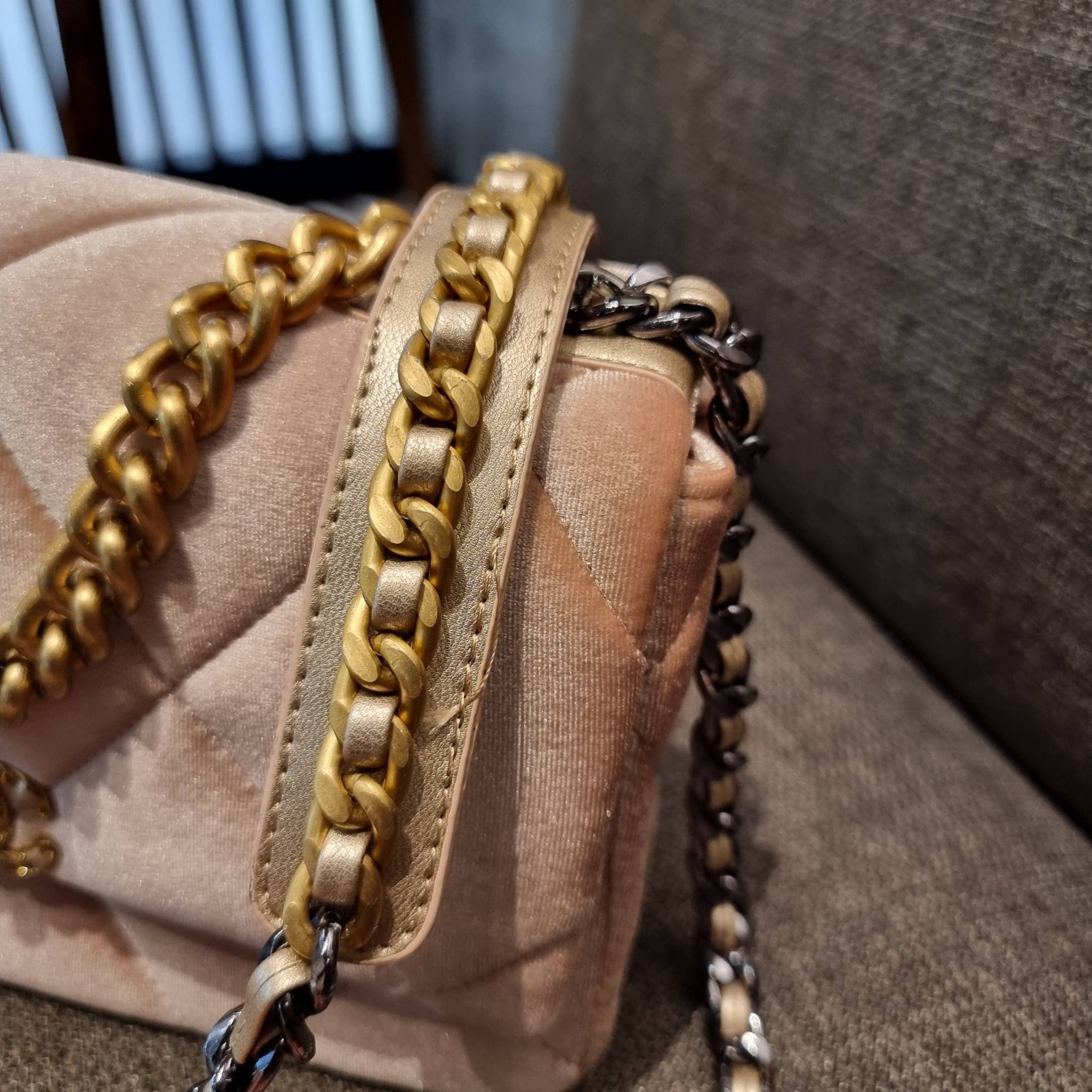 ไม่มองไม่เหลียวไม่ได้แล้ว!! ความหรูที่โดดเด่นจากผ้ากำมะหยี่ สร้างดีเทลผู้ดี ลูกคุณมากๆ Chanel vip boutique กระเป๋าสะพายจาก duty free ในราคาสุดประหยัด!! ดีไซน์เลิศ ตกแต่งด้วยโซ่ทูโทน ลงตัวแบบไม่มีที่ติ เปิด-ปิดด้วยตัวบิดล็อค ภายในโล่งกว้าง ใส่กระเป๋าสตางค์