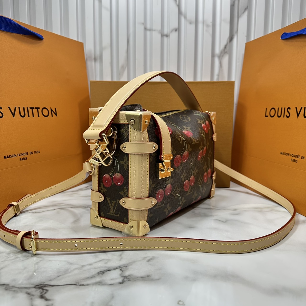 ORI หนังแท้ | LV x TM - Side Trunk MM Bag Monogram cherry canvas กระเป๋าสะพายทรงทรังค์ สะท้อนจิตวิญญาณแห่งความสนุกสนาน แสนมีชีวิตชีวา ด้วยตกแต่งลายเชอร์รี่สดใสงดงามอันเป็นเอกลักษณ์ของศิลปินชาวญี่ปุ่น
