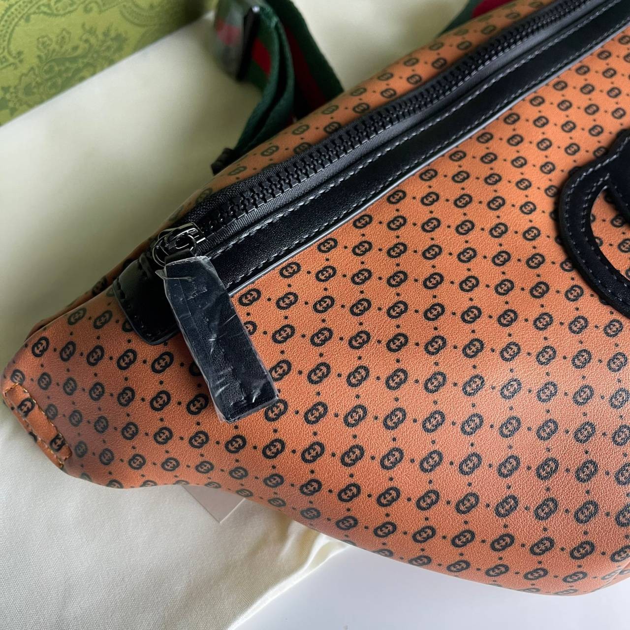 หนังแท้ GUCCI BELT BAG / GG BELT BAG กระเป๋าคาดอก/คาดเอว รุ่น Unisex ใช้ได้ทั้งหญิงชาย ภายในเป็นช่องโล่งกว้าง ใบใหญ่ขนาดมาตรฐานจุของได้เยอะ สายสะพายปรับได้ตามตัว ใบจริงเห็นแล้วหลงรัก คุ้มค่าที่สุด อีกรุ่นหนึ่งที่หลายคนตามหา งานออริสวยมาก ทำจากหนังแท้ สามา