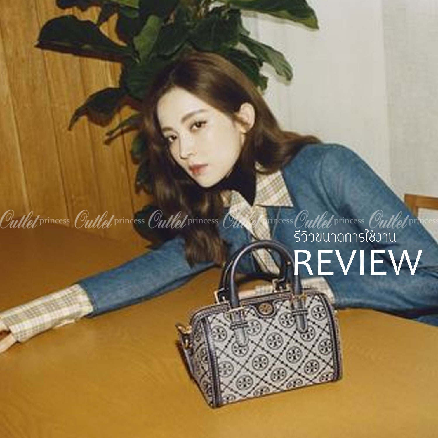 small: Tory burch T Monograme Jacquaed Mini Duffle Bag เป็นทรงกระเป๋าที่มีความฮอตฮิตตลอดกาล ด้วยรูปทรงคลาสสิคและเหมาะใช้งานเข้ากับทุกสถานการณ์ ไม่ว่าจะเป็นกระเป๋าสะพายไหล่ เพิ่มความคล่องตัวและเข้าได้กับทุกลุค ไม่ว่าจะเป็นวันสบายๆ หรือวันที่ต้องออกไปทำกิจก