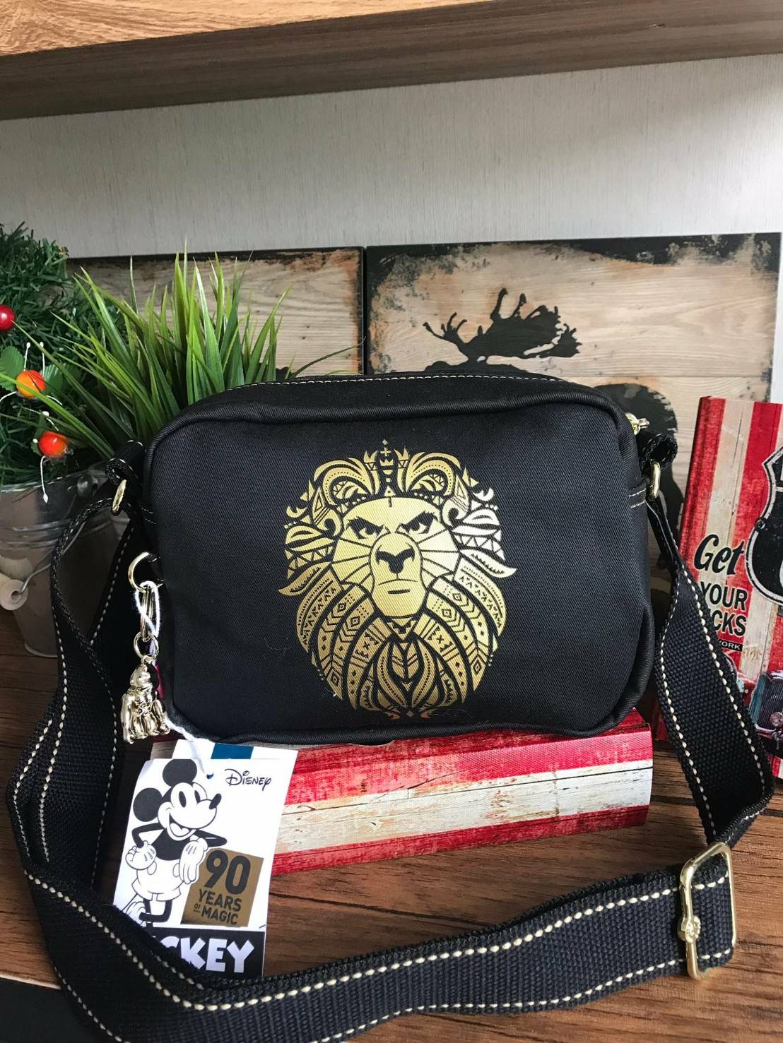 Disney's Mickey&Jungle Book Veni Crossbody Bag รุ่นLimited Edition ทรงสะพายข้าง ขนาดกำลังดี วัสดุpolester100% ดีเทลด้านหน้าลายการ์ตูนของวอลด์ดิสนีย์ เปิดปิดด้วยซิปเดียวด้านบน ภายในกว้าง มีช่องซิปและที่ห้อยพวงกุญแจ ฐานกว้างจุของได้เยอะสามารถสะพายได้ทั