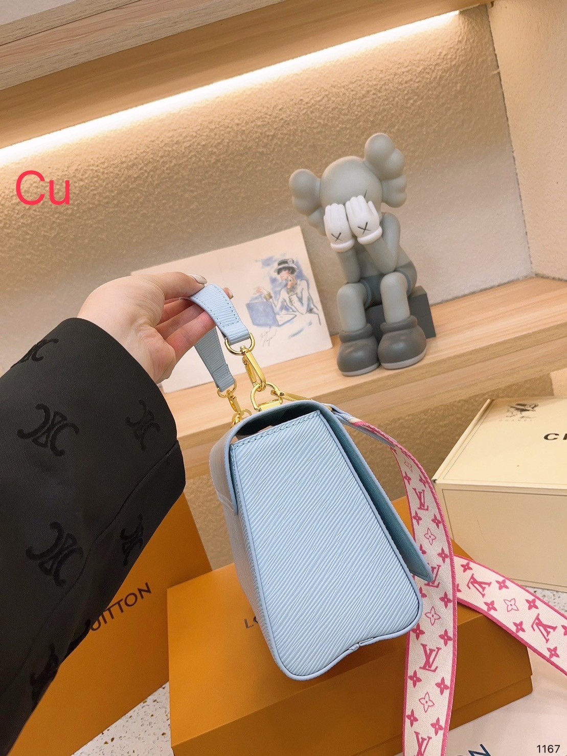 LV TWIST MM Epi BAG 9" น้องคนสวยรุ่นหายาก ที่สุดของความสวยหรูคลาสสิค กระเป๋าสะพายที่มีลูกเล่น เพิ่มดีเทลให้น่าใช้งาน วัสดุหนัง epi สวยคม ทนทาน ลวดลายเส้นไม้ แบบไม่มีใครซ้ำ