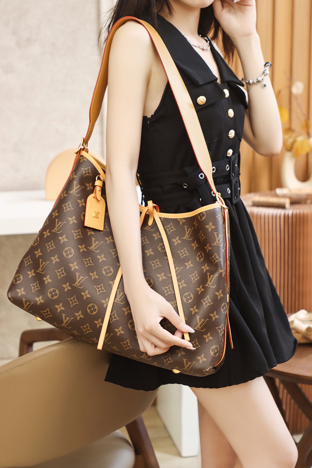 LV CARRYALL Monogram Canvas / LV Shopping Bag รุ่นใหม่ล่าสุด กระเป๋าสะพายทรงหรูหรามีสไตล์ สวยปังมั้ยไหว ใบจริงสวยมากกกก ได้สวยก่อนใคร วัสดุหนังแคนวาสเคลือบลาย สวย คลาสสิค ภายในเป็นช่องโล่ง จุของได้เยอะ สาวๆใช้ใบนี้ สะพายไปไหนก็เข้ากัน ถ่ายรูปสวยๆ ชิคๆ โดด