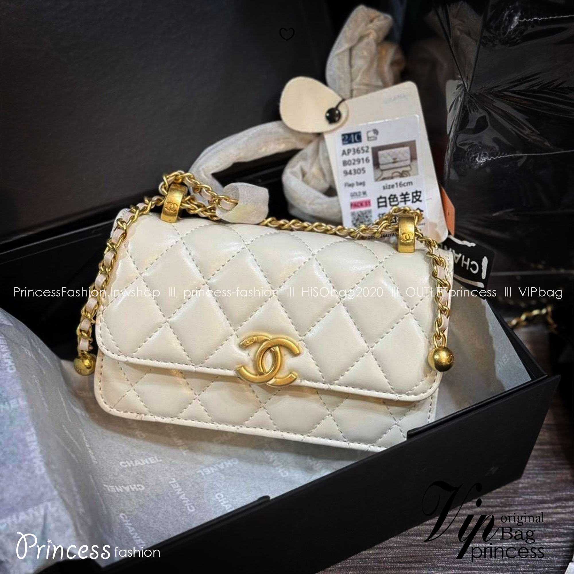 CHANEL 22 Double gold ball bag กระเป๋าสะพายสุดหรูรูปทรงคลาสสิกตลอดกาลไม่มีเอาท์ เพิ่มกิมมิกด้วยลูกบอลสีทองห้อย 2 ข้างปลายสายสะพาย เพิ่มความน่ารักโดดเด่น ดูแพง ผู้ดีคุณหนูลูกคุณมากๆ