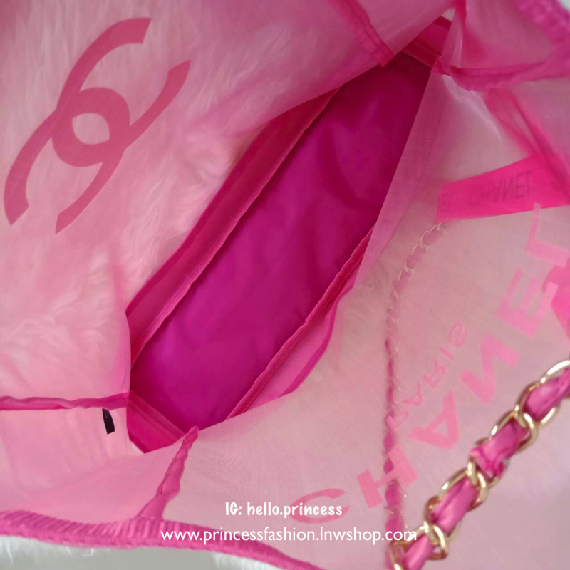 พร้อมส่งความสวยหรู สีชมพูน่ารัก 💕 Chanel Shopping Bag With Ribbin กระเป๋าสะพายใบใหญ่ทรง Shopping Bag Limited Edition พรีเมี่ยมกิ้ฟของแท้นำเข้าจาก Chanel Perfume Counter ของแท้100% ใบใหญ่วัสดุ Nylon โปร่ง♡ *อะไหล่ทอง ปั้มโลโก้ CHANEL สีขาว เ