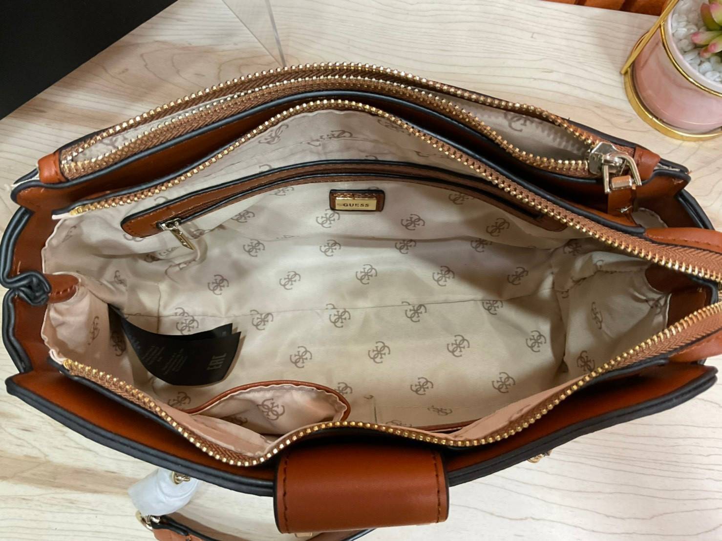 กระเป๋าสะพายไหล่ Guess Logo City Small Society Satchel กระเป๋าสะพายไหล่ ขนาดกำลังดี วัสดุ pu สวยอยู่ทรง มาพร้อมพวงกุญแจน่ารักๆ ถอดออกได้ ด้านหน้าประดับโลโก้แบรนด์ เปิดปิดด้วยซิป มี 2 ช่องหลักใช้งาน ภายในช่องซิปหน้าแยกเป็นสัดส่วนการใช้งาน ซิปช่อง 2 โล่งกว้