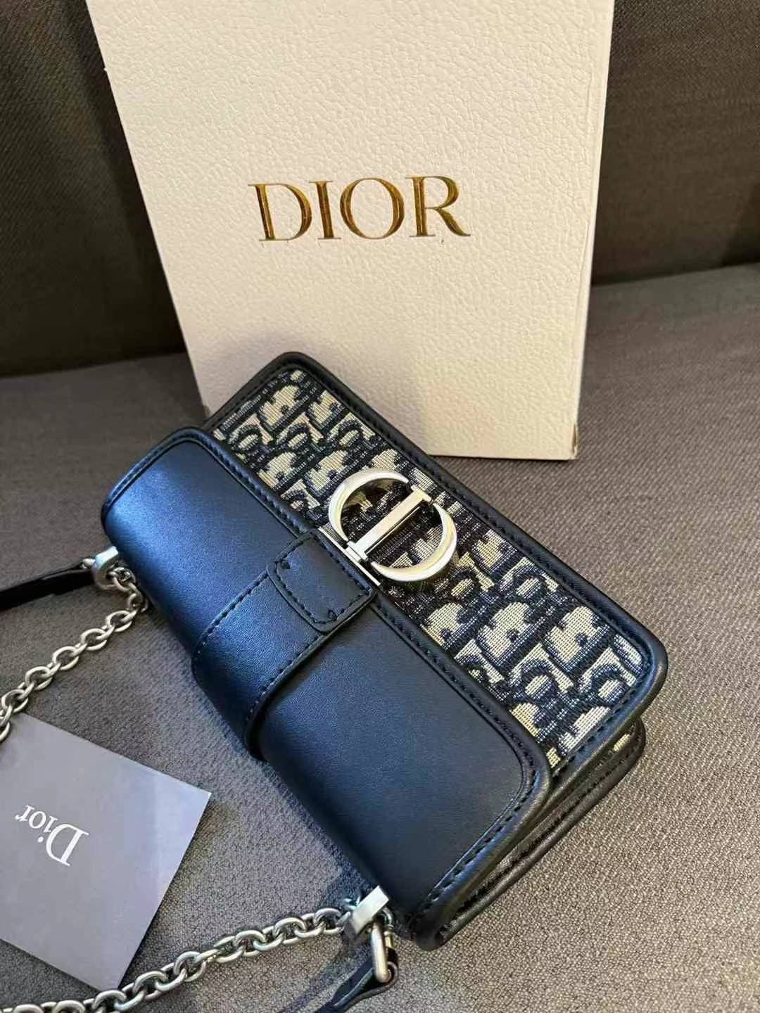 DIOR 30 Montaigne East-West Bag with Chain กระเป๋าสะพายรุ่นใหม่ ฝาพับแบบหนังสวยหรู ขนาดน่ารักสุดฮอต ที่สาวๆต้องไม่พลาด ทรงสวยมีกิมมิคในตัว ดูแพง ดีไซน์ย้อนยุคเป็นเอกลักษณ์