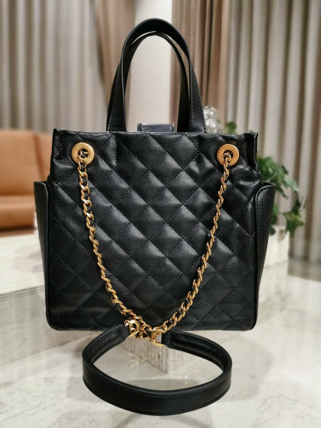 CHARLES & KEITH HANDBAG กระเป๋าถือหรือสะพายดีไซน์สวยหรูวัสดุหนังคาเวียร์อยู่ทรง ด้านหน้ามีโลโก้ ด้านข้างมีช่องใส่ของ มีหูจับถนัดมือ พร้อมสายสะพายโซ่มีที่รองบ่าสามารถใช้สายคู่สะพายไหล่หรือสายเดี่ยว Crossbody ได้ มีหมุดรองฐานกันรอย ภายในมีช่องซิปเเละช่องใส่