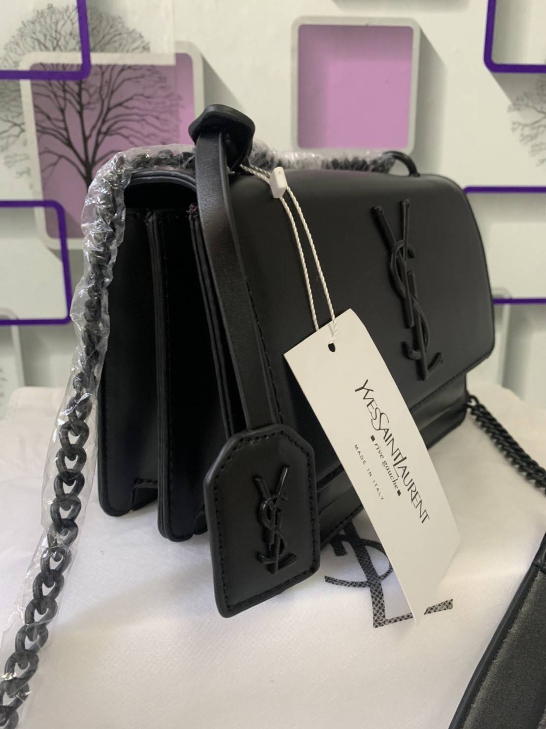 VIP 】YSL_SUNSET MEDIUM IN CROCODILE EMBOSSED SHINY LEATHER Bag VIP GIFT WITH PURCHASE (GWP) พรีเมี่ยมกิ้ฟ Limited Edition จาก YSL DUTY FREE COUNTER วัสดุหนังแกะสังเคราะห์ อะไหล่ดำทั้งใบ งานฮอตรุ่นฮิตที่กำลังมาแรง ตกแต่งป้ายห้อยเก๋ๆ ด้วยตัวอักษรแบรนด์ สายส