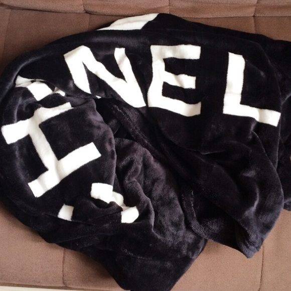 Chanel Blanket Gift ผ้าห่ม Chanel ขนาดกำลังดี พกพาสะดวก VIP. gift จาก chabel เนื้อผ้าสำลีหนานุ่ม ทูโทนขาวดำ คลาสสิก signature แบรนด์ ทรงสี่เหลี่ยมผืนผ้า จะใช้เป็นผ้าห่ม, ผ้าคลุม หรือจะมอบเป็นของขวัญก็เหมาะ สวยหรูดูแพงค่ะ