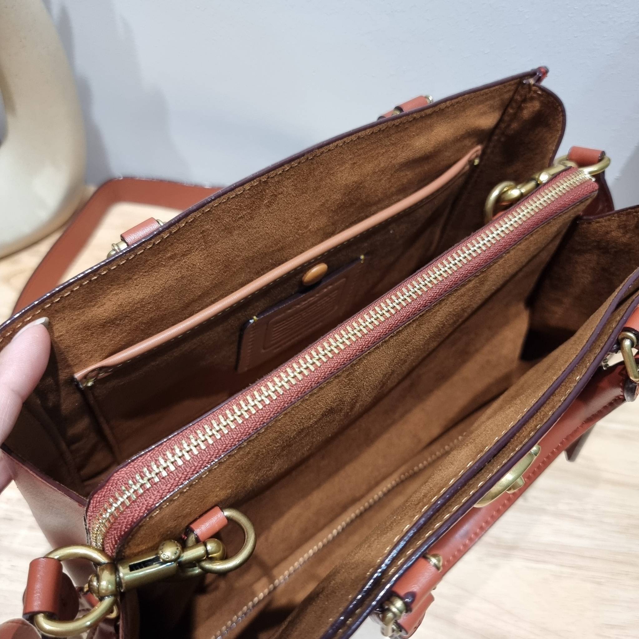 COACH brooke carryall in signature canvas CE733 ใหม่ล่าสุด อัพลุคคุณนายคุณหนูกันหน่อย กับกระเป๋าถือ/สะพายสุดหรู รูปทรงและดีไซน์ดูไฮน์มาก มีกุญแจล็อคซิปได้ วัสดุหนังแคนวาสตัดสลับหนังแท้ มีหูจับในตัว ภายในแบ่งสัดส่วนไว้อย่างดี ให้สามารถจัดเก็บของได้อย่างมีร