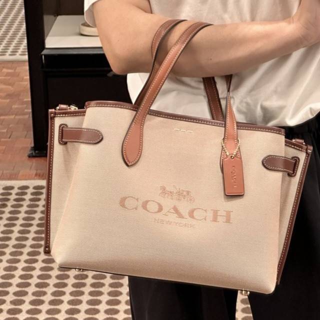 COACH CH189 HANNA CARRYALL น้องใหม่ เรียบหรู ดูแพง กับกระเป๋าถือ/สะพายทรงสวย โทนสีคลาสสิค ดีไซน์ตกแต่งสายคาดจับจีบข้างกระเป๋าเพิ่มดีเทล มาพร้อมหูจับในตัว