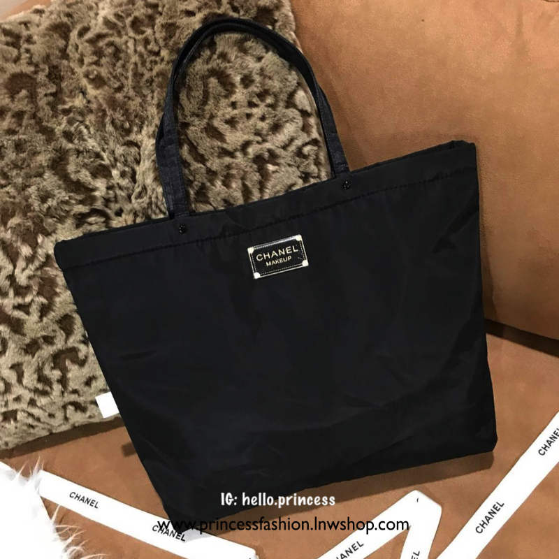 Chanel Large Tote Bag ViP Gift With Purchase (GWP) New in! กระเป๋าสะพายทรง shopping bag ใบใหญ่ VIP. gift ของแท้! จาก Chanel Cosmetic Counter วัสดุ Cotton & Nylon & Polyester เนื้อนิ่มลายตาราง ด้านหน้าปักโลโก้แบรนด์ เปิดปิดด้วยแถบแม่เหล็ก ซ่อนที่ปากกระเป๋า