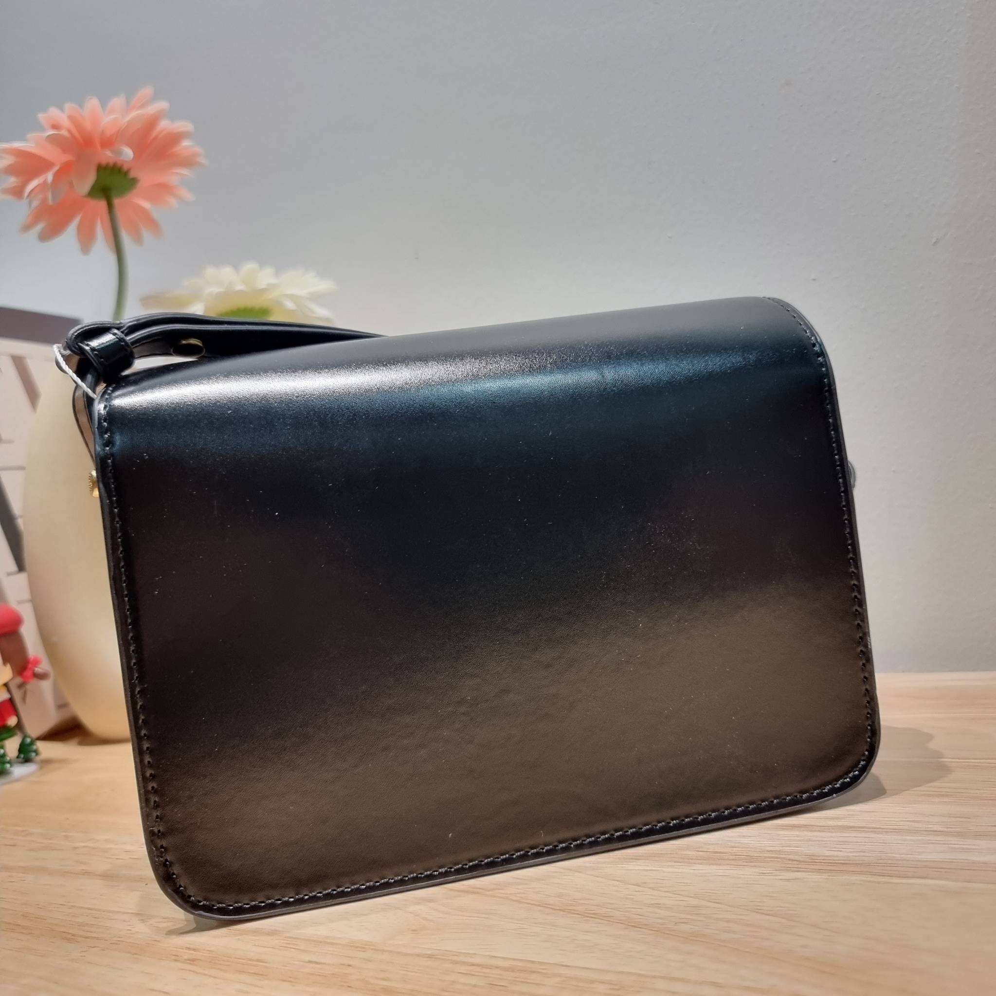 TORY BURCH ROBINSON SPAZZOLATO CONVERTIBLE SHOULDER BAG คอลเลคชั่นใหม่ สวยก่อนใคร ในราคาสุดคุ้ม! กับกระเป๋าสะพายไหล่ ดีไซน์สุดหรู หนังแก้วเงาสวยคม สีผู้ดี รูปทรงใช้งานได้ทุกลุค