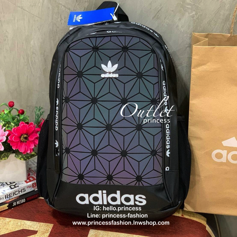 Adidas Originals 3D Backpack กระเป๋าสะพายหลัง 3D ลุคสุดล้ำของกระเป๋าสะพายหลัง ที่มาพร้อมช่องกระเป๋าซิปและลายพิมพ์สามมิติแบบอสมมาตร ดูดีมีสไตล์ด้วยการใช้วัสดุเลียนแบบหนังที่ทันสมัย ให้คุณมีพื้นที่มากขึ้นในการจัดเก็บ ด้วยช่องกระเป๋าด้านหน้าและด้านใน มีช่องส
