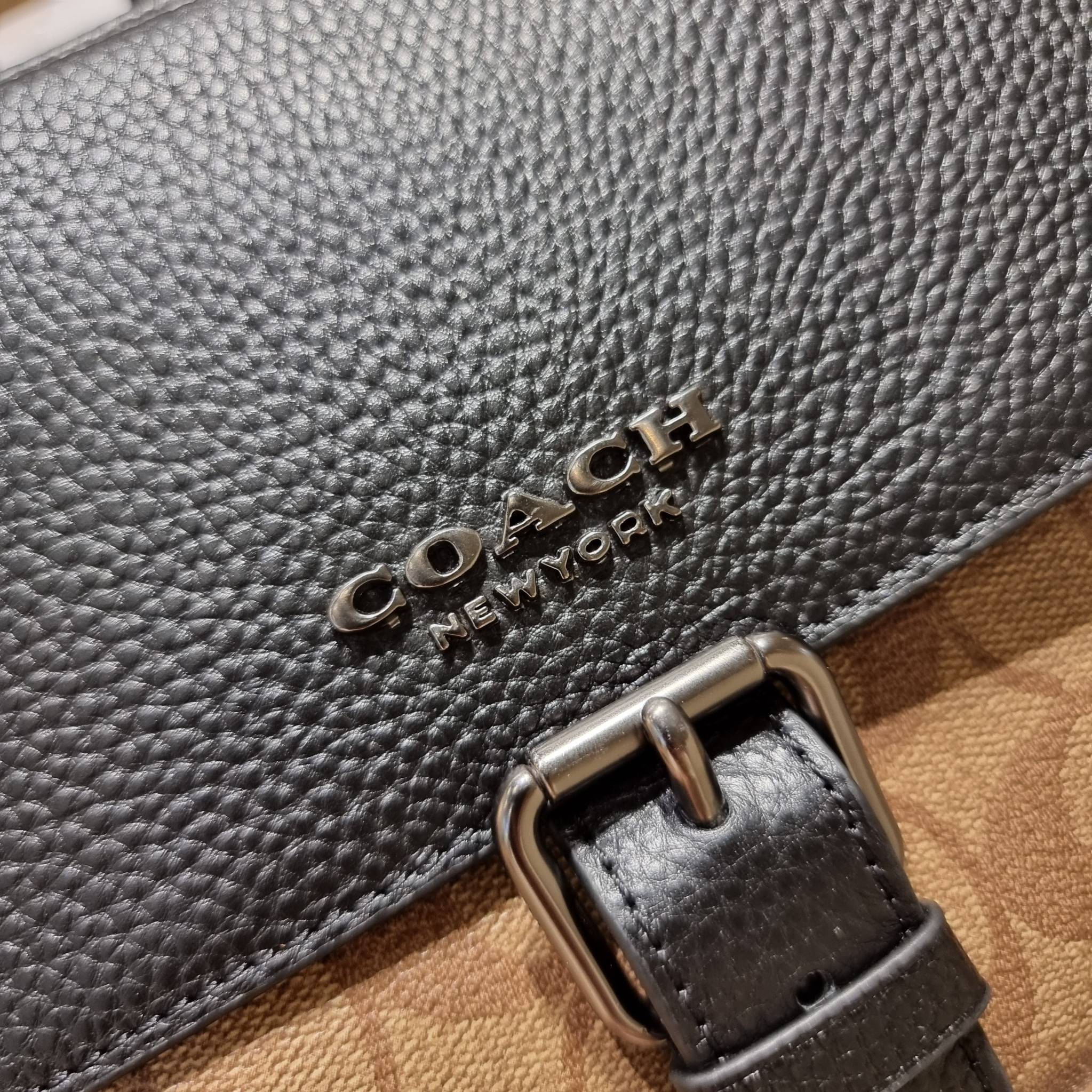 COACH C6080 HUDSON CROSSBODY IN BLOCKED SIGNATURE CANVAS ยกความคูลมาให้หนุ่มๆถึงที่!! ไอเท็มเด็ดหายาก กระเป๋าสะพายข้างดีไซน์ตัดสี เท่ไม่ซ้ำ วัสดุหนังแคนวาสสลับหนัง pepble ทนทาน ใช้งานง่าย ด้วยฝาปิดแบบกระดุมแม่เหล็กด้านหน้า และซิปที่ช่องหลัก ใช้ของได้เลยแบ