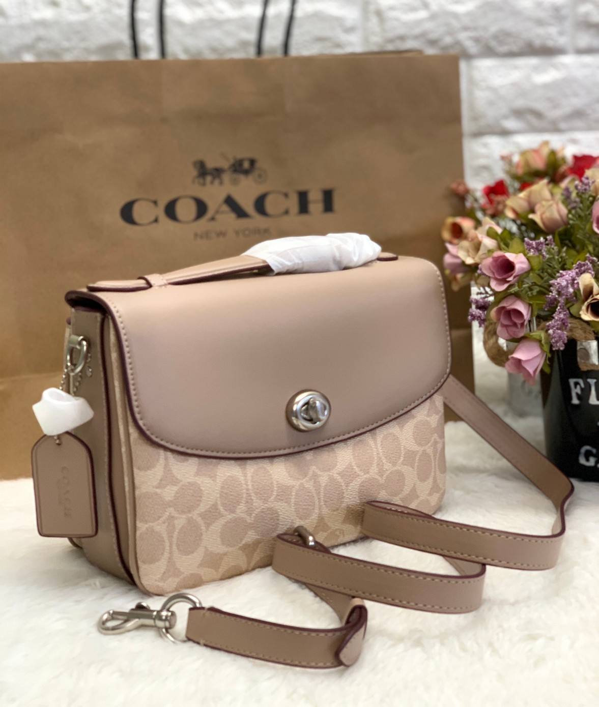COACH CASSIE CROSSBODY BAG((68349//68348)) พร้อมส่งค่ะ! รุ่นฮิต กระเป๋าหิ้วได้//สะพายข้างหรือครอสบอดี้ร์ได้ หนังแท้นิ่มสวย เปิดปิดกระเป๋าแบบหมุนล็อค ภายในกระเป๋ามี3ช่องให้ใส่ของ แต่ล่ะช่องกว้าง สามารถใส่กระเป๋าเงินใบยาวได้;ของอื่นๆได้จุทีเดียวค่ะ ;มีช่องซ