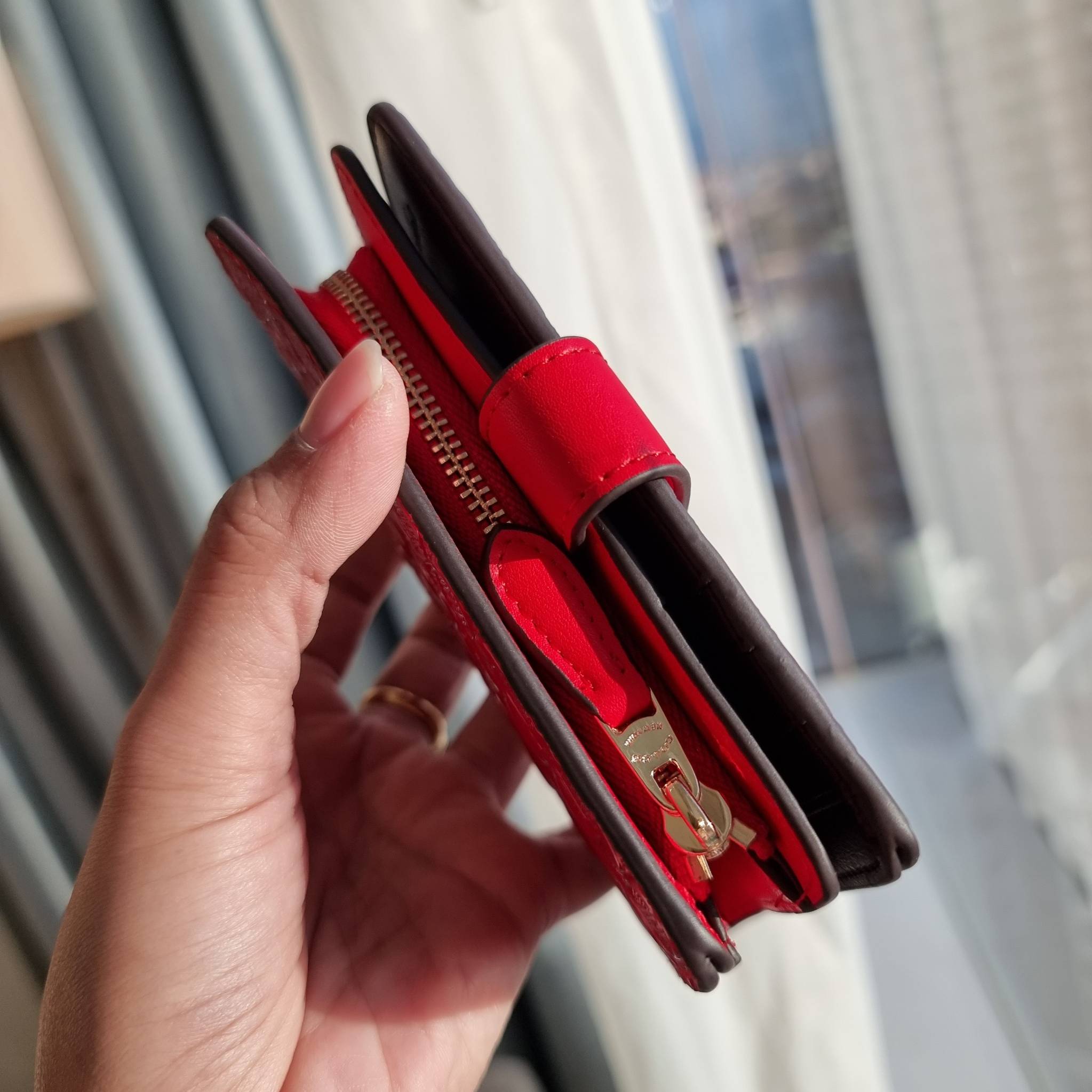 OUTLET 】COACH F25937 MEDIUM CORNER ZIP WALLET กระเป๋าสตางค์ใบกลาง 🔥 รุ่นหนังแก้วสุดฮอต!! สวยหรู ขนาดกำลังเหมาะมือ ดูดีดูแพงทุกสี มีช่องใส่บัตรและธนบัตรครบ และมีช่องแยกสำหรับใส่เหรียญ มาให้ครบเซ็ท พร้อมเสิร์ฟความสวยให้ถึงบ้านไปเลยจ้า