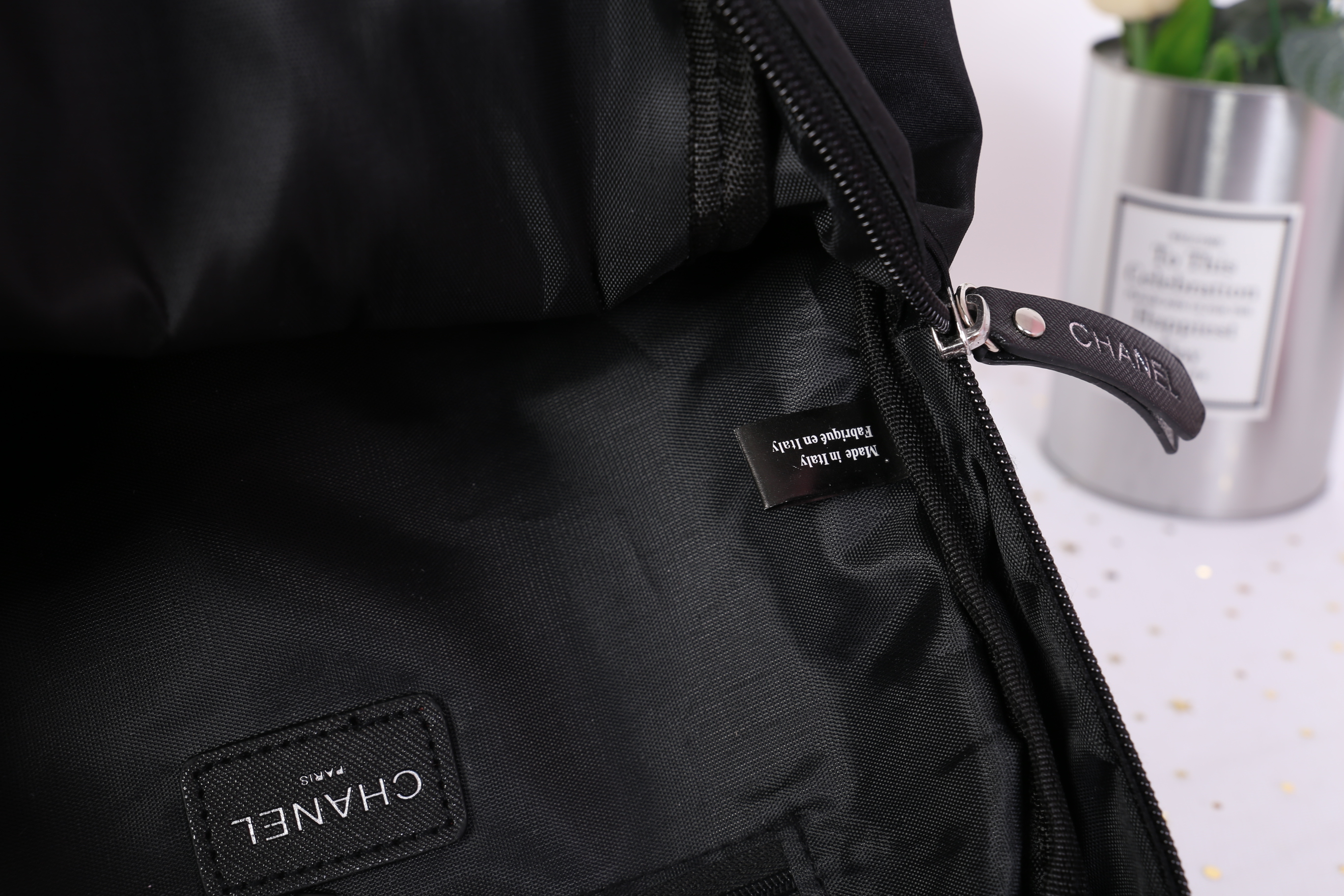 Chanel VIP Gift Large Backpack (พร้อมส่งโลโก้ดำ,ขาว) สินค้าเป็นของแท้ ใหม่จากเค้าเตอร์เครื่องสำอาง/น้ำหอมแบรนด์ กระเป๋าเป้ของแท้จาก Chanel VIP Gift Bag วัสดุไนล่อน หัวซิปทำจากหนังปั้มชื่อแบรนด์ ด้านในเป็นช่องกว้าง และมีช่องซิปเล็ก ตัวสายสะพายด้านหลังเลื่อ