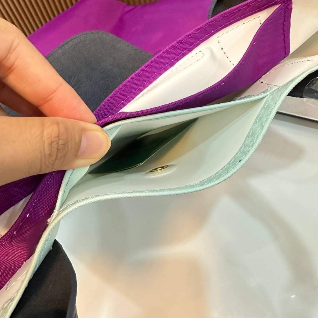 LONGCHAMP LE PLIAGE RE-PLAY TOP HANDLE BAG สินค้ารุ่นลิมิเต็ด collection สุดปัง ซื้อใบเดียวเหมือนได้2 ใบ กระเป๋าสะพายแนวตั้งที่กว้างขวาง มีเอกลักษณ์เฉพาะตัวแต่มีดีไซน์ที่น่าดึงดูด