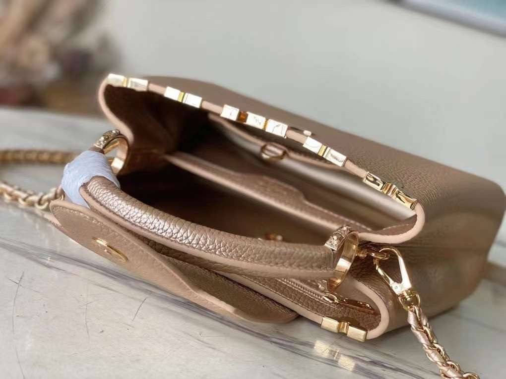 LV Capucines BB Gold Luxury Bag 27cm เกรดท็อปออริจินอล มีความละเอียดของเนื้องานมากที่สุด ปราณีตตรงปกทุกใบ ใช้สลับของแท้ได้ ใช้งานต่างประเทศได้ เข้าออกผ่านทุก ตม. สุดยอดเดอะเบสท์ไอเท็ม สวยหรู ผู้ดี หรูหรา ดูแพงมาแต่ไกล