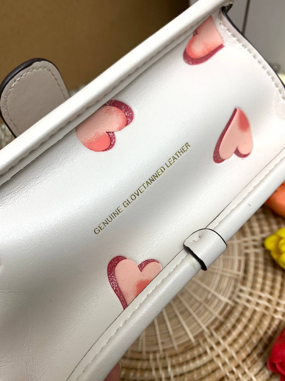 COACH LIMITED EDITION WILLIS TOP HANDLE 18 WITH HEART PRINT ((c3919)) พร้อมส่งที่ไทย ได้ไปหลงรักแน่นอนค่ะ! กระเป๋าหิ้วหรือสะพายข้าง หนังแท้นิ่มสวยงาม ❤️จุดเด่นคือตัวกระเป๋าปริ้นลายหัวใจทั้งใบ ดูหวานน่ารักมากๆค่ะ เปิดปิดกระเป๋าแบบหมุนล็อค ภายในมีช่อ