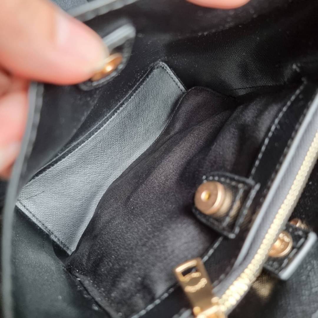 COACH 2312 SMALL TOWN BUCKET BAG IN SIGNATURE CANVAS รุ่นยอดนิยมใบเล็กมาครบสีแล้วจ้า กระเป๋าทรงบัคเก็ต สีผู้ดี๊ผู้ดี ตัวกระเป๋าดีไซน์คลาสสิคลายซี ดูโดดเด่น วัสดุหนังแคนวาสเคลือบลาย สวยคมทุกมุมจริงๆ!! เปิด-ปิดด้วยกระดุมแม่เหล็กทั้ง 2 ฝั่ง ภายในเป็นช่องโล่ง