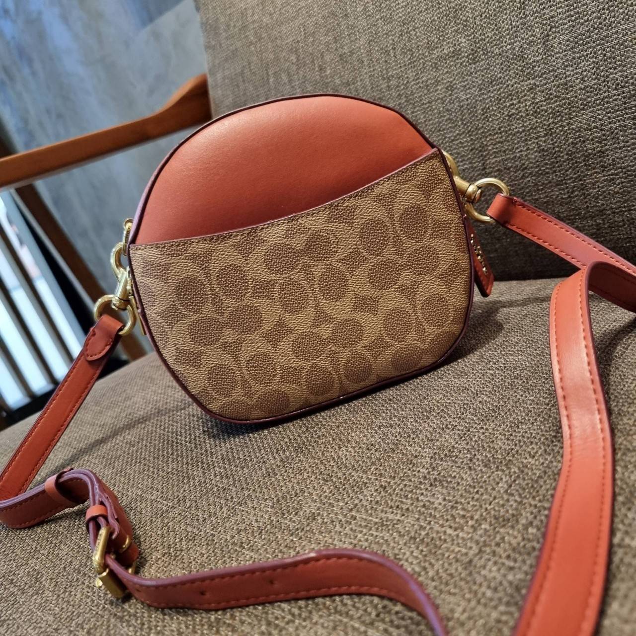 COACH 38680 CANTEEN CROSSBODY IN SIGNATURE CANVAS กระเป๋า crossbody รุ่นหายาก ทรงกลมสวยเด่น มีดีเทลเพิ่มความหรู ด้วยสีของอะไหล่ วัสดุหนังแคนวาสสลับหนังแท้ มีช่องย่อย เปิด-ปิดช่องหลักด้วยซิป ภายในโล่งกว้าง มีช่องซิปแยกให้อีก สายสะพายครอสปรับใช้ได้ตามตัว ใบ