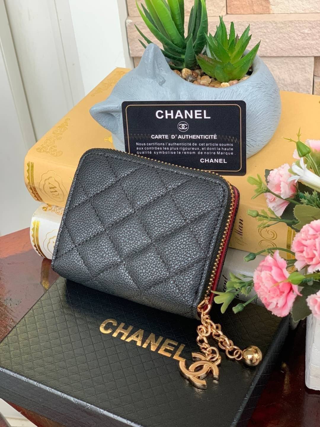 Chanel Short Wallet Caviar Skin กระเป๋าสตางค์แบบสั้น งานพรีเมี่ยมกิ๊ฟสุดพิเศษ มาพร้อมกล่องและการ์ด สำหรับมอบเป็นของขวัญให้กับคนพิเศษในโอกาสดีๆ กระเป๋าสตางค์สั้นใบนี้สามารถใช้งานได้ทั้ง2ด้าน มีทั้งด้านช่องซิปใส่เหรียญ อีกด้านสำหรับใส่ธนบัตรและการ์ด วัสดุลา