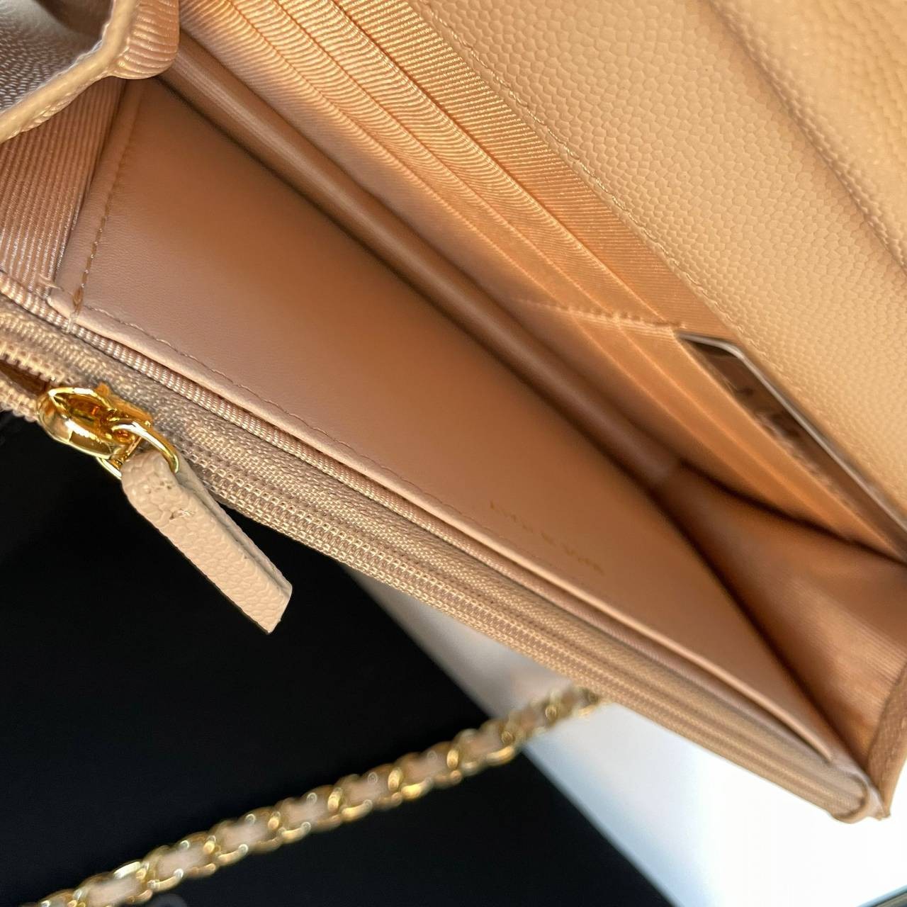 VIP 】หนังแท้ CHANEL WOC style โทนสีพาสเทล กระเป๋าสะพายทรงสวยตลอดกาล วัสดุหนังลายคาเวียร์ เนื้อนุ่ม อยู่ทรงคุณภาพดีตามแบบฉบับของแบรนด์ น้ำหนักเบา ด้านหน้ามีโลโก้แบรนด์อะไหล่หรู มีช่องใส่บัตร ใส่ของจุกจิก เปิดปิดด้วยฝาปิดกระดุม ซับในหนัง ตัวจริงสวยมากๆถูกใจ