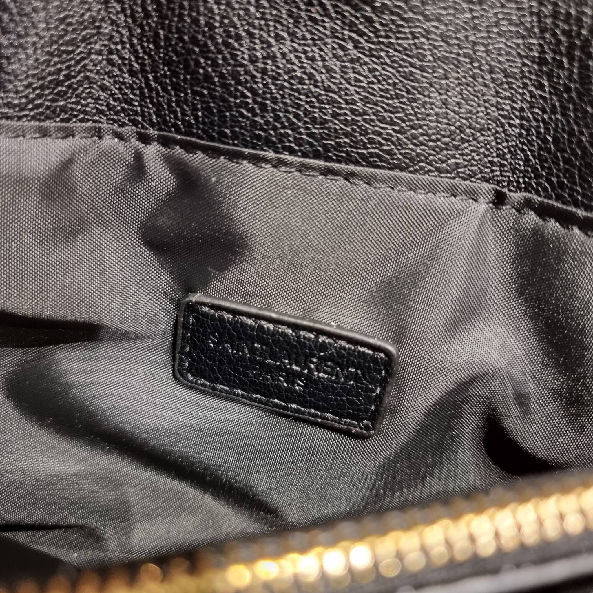 Yves Saint laurent crossbody boutique vip bag กระเป๋าสะพายไหล่ ดีไซน์ทรงสวยหรู พิเศษ แถมฟรี พวงกุญแจห้อยโลโก้ ดูแพงไปหมดจริงๆไอเท็มนี้ วัสดุหนังสังเคราะห์ลายคาร์เวีย เปิด-ปิดด้วยกระดุมแม่เหล็ก ภายในโล่งกว้าง แบ่งสัดส่วนไว้อย่างดี มาพร้อมหูจับในตัว และสายส