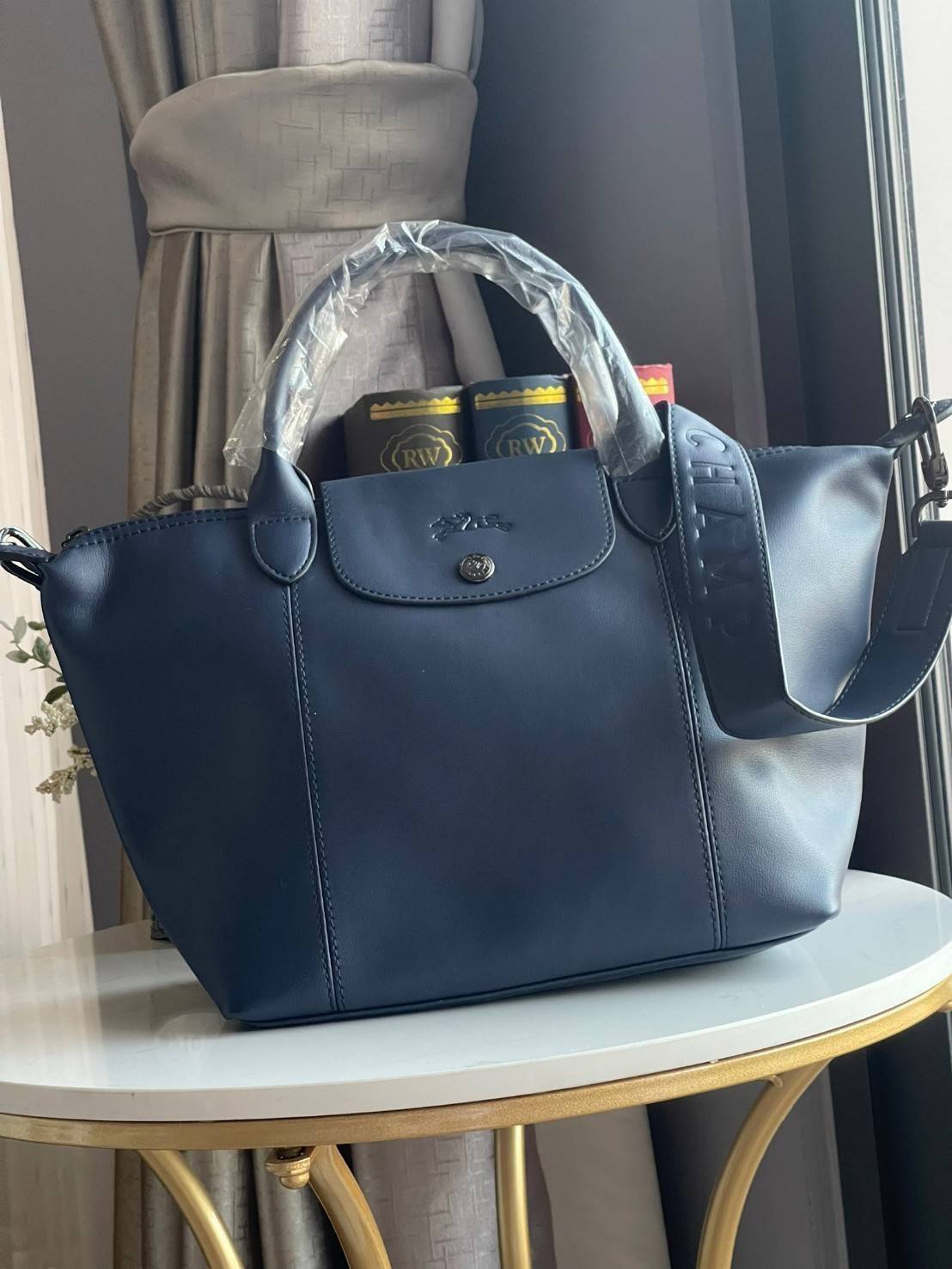 Longchamp Le Pliage Cuir Top handle bag S เรียกว่าเป็นกระเป๋าอีกหนึ่งรุ่นที่ไม่ว่ายังไงก็ฮอตฮิตและติดเทรนด์ตลอดไม่เคยเปลี่ยนกับ ทรง Le Pliage Cuir หนึ่งในตระกูลกระเป๋าสุดไอคอนิกจากแบรนด์