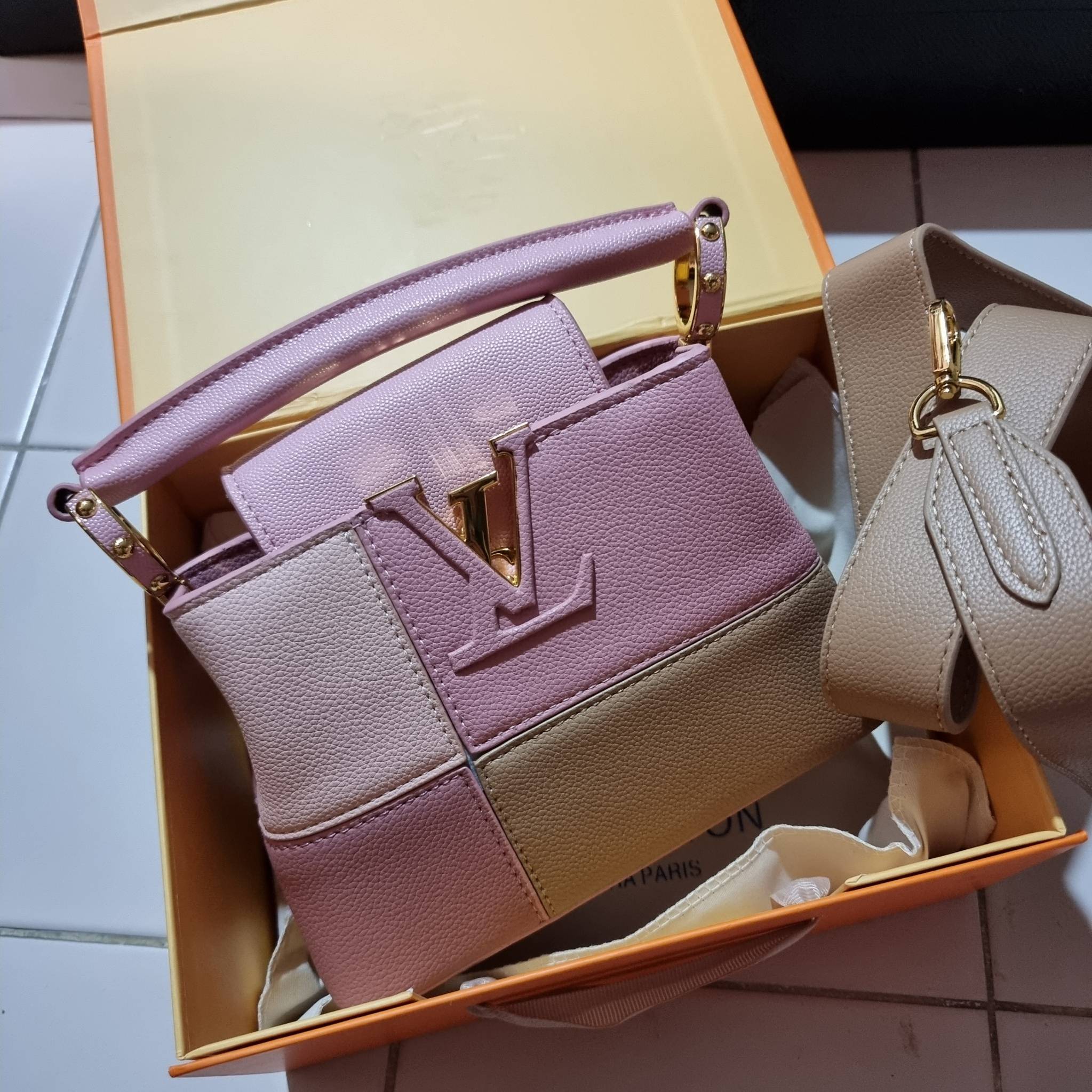 LV capucines mini top handle VIP ที่สุดของความสวยในราคาเบาๆ กระเป๋าถือสุดหรู ดีไซน์ทรงคลาสสิค ที่รอบนี้มาในไซส์มินิ ดีงามม้ากกกก!! มาพร้อมหูจับในตัว ด้วยรูปทรงวินเทจและวัสดุหนังลูกวัว ขับผิว ทำให้ไอเท็มนี้สะกดทุกสายตาจริงๆ และยังมีลูกเล่นที่ฝาปิดกระเป๋า ท