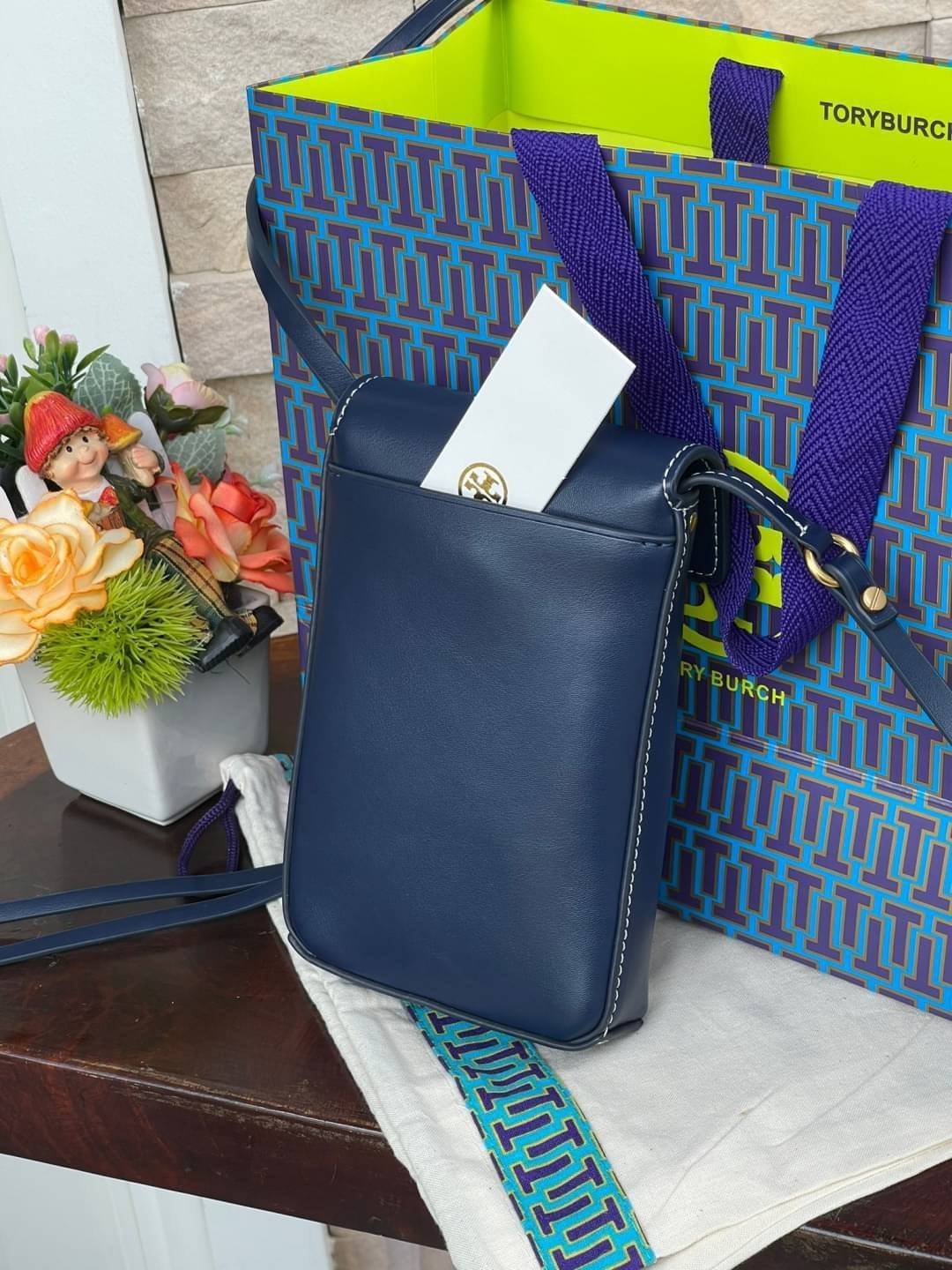 TORY BURCH MILLER METAL PHONE CROSSBODY อีกหนึ่งกระเป๋าใส่มือถือรุ่นฮิตที่เชื่อว่าหลาย ๆ คนต้องเคยเห็นผ่าน ๆ ตามาอย่างแน่นอน กับแบรนด์ Tory Burch ดีไซน์กระเป๋าทรงฝาพับแม่เหล็กใช้งานง่าย มาพร้อมดีเทล Logo สีเดียวกับเฉดสีของกระเป๋า แต่ยังมีความน่ารักด้วยทรง