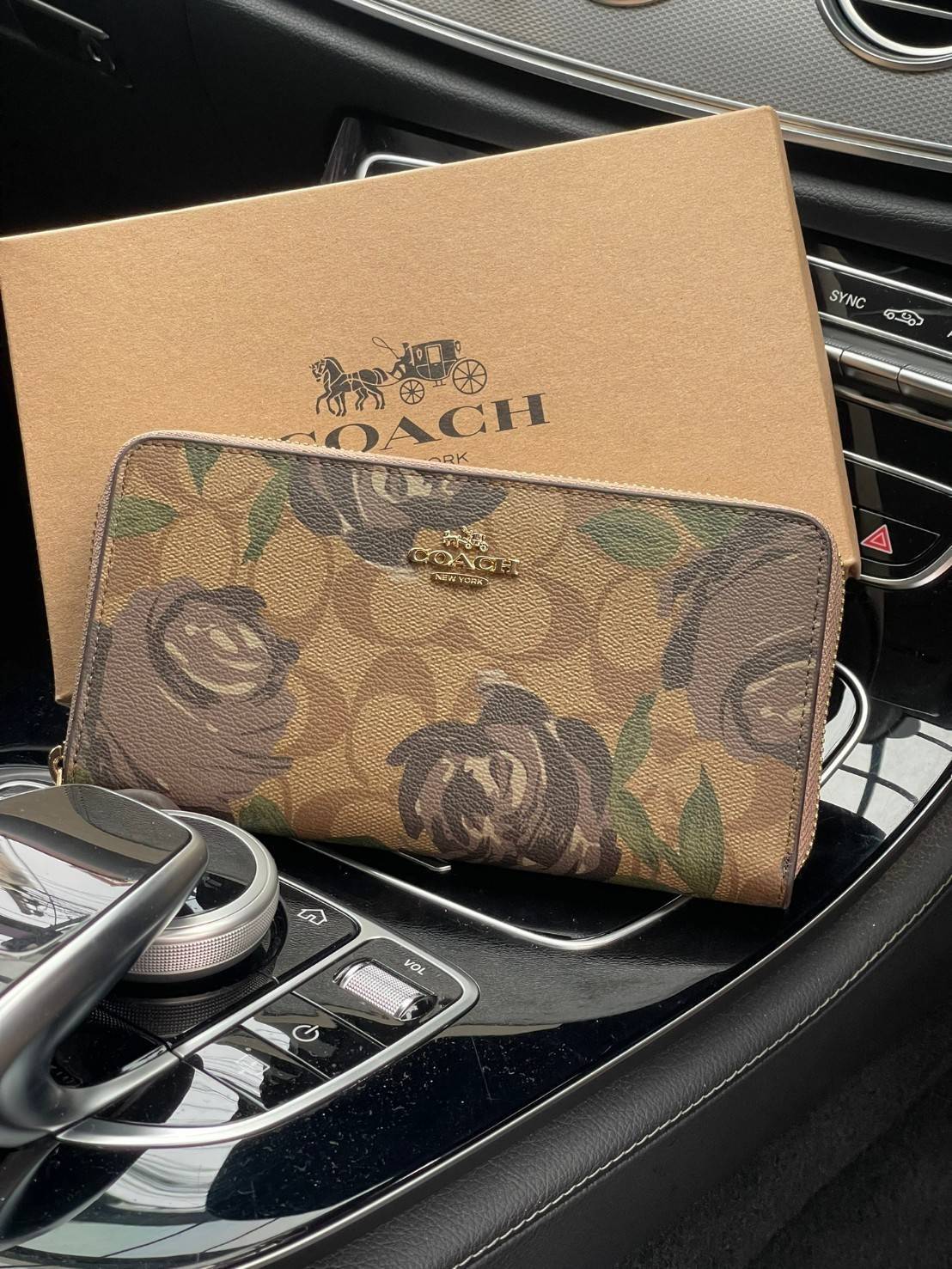 COACH ACCORDION ZIP WALLET IN SIGNATURE CANVAS WITH DAISY BUNDLE / MEADOW PRAIRIE / SPACED WILDFLOWER / DAISY BUNDLE PRINT C0033/F31778/69832 กระเป๋าสตางค์ใบยาว ลวดลายน่ารักน่าใช้มากๆ พื้นเป็นลายซีเอกลักษณ์ วัสดุหนังแคนวาสเคลือบลาย เปิด-ปิดด้วยซิปรอบ ใส่ม