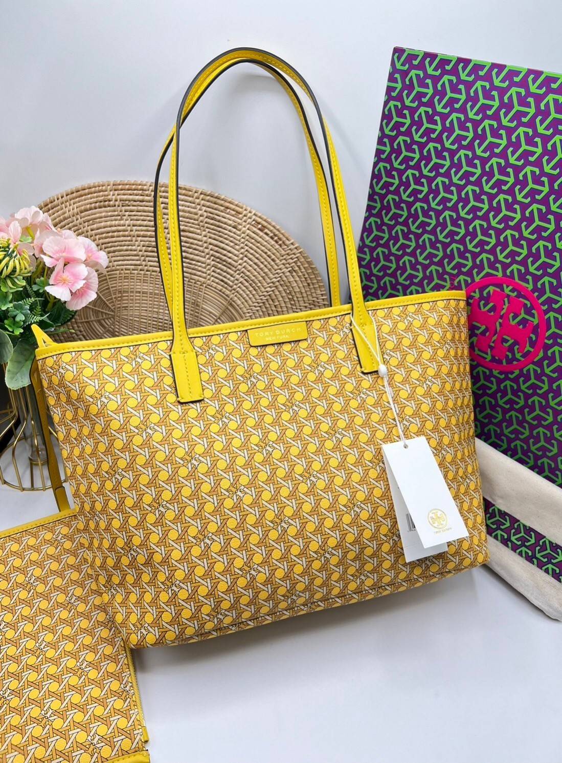 Tory Burch Ever Ready Zip Tote Small Coated Canvas / Tory Burch Geo Logo Tote กระเป๋าโท้ท พิมพ์ลายด้วยลวดลายสานตะกร้าอันเป็นเอกลักษณ์ของแบรนด์ ซึ่งได้แรงบันดาลใจจากความหลงใหลในงานจักสานของผู้ก่อตั้ง