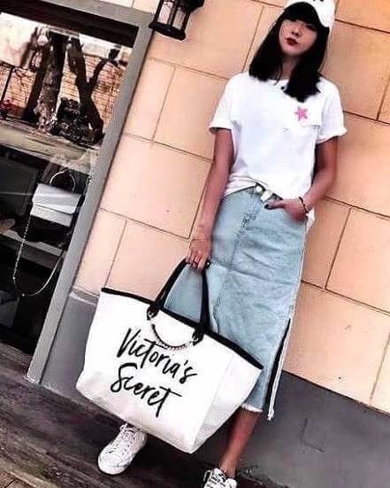 กระเป๋าแฟชั่น ทรง shopping สไตล์ victoria's secret แปลกใหม่อินเทรนด์ สินค้านำเข้า งาน ชน shop ดีไซน์สวย เก๋ น่ารัก เรียบหรู ใส่ของได้จุใจ เหมาะสำหรับสาวๆทุกคนที่มีของเยอะ งานเย็บเนี๊ยบ แข็งแรงทนทาน ใช้ได้นาน สีก็แมทเสื้อผ้าได้ง่าย สวยล้ำก่อนใคร มีสีเ