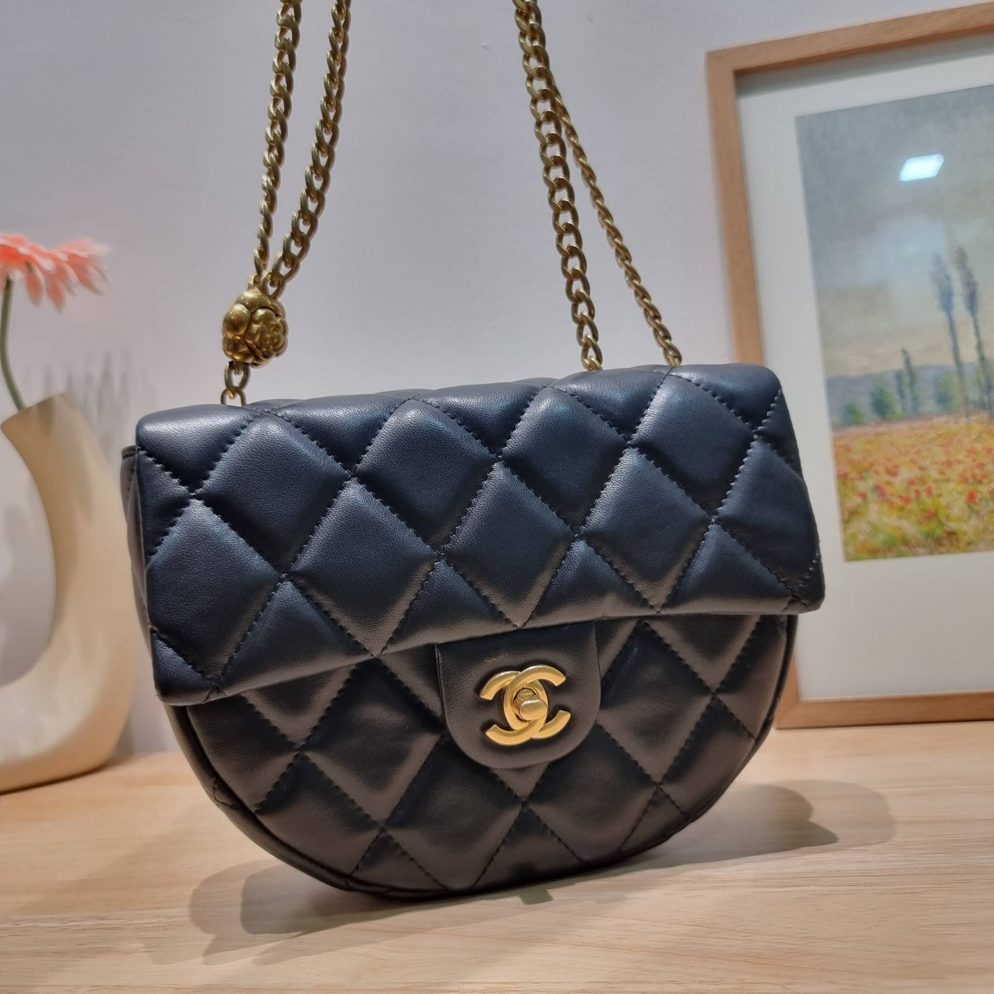 Chanel camellia vintage half moon bag ดีไซน์ใหม่ 2023 สุดหรู กับกระเป๋าสะพายไอเท็มคลาสสิค เลิศที่ตัวอะไหล่ใช้รูปดอกคามิเลียเอกลักษณ์มาเป็นตัวชูความแพง สำหรับกดปรับสายสะพายได้แบบชิคๆ
