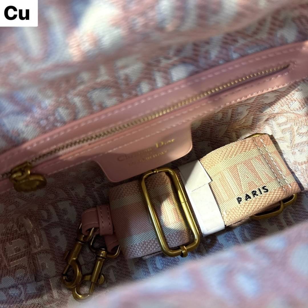 DIOR Lady Natural Wicker Bag กระเป๋าสะพายงานสาน พร้อมผ้าผูกด้านในสวยงามทรงเสน่ห์ จะถือหรือสะพายข้างด้วยสายสปอร์ตก็สวยเลิศ โดดเด่นกว่าใคร งานสวยเกินราคา คุ้มที่สุดในย่านนี้บอกเลย!!