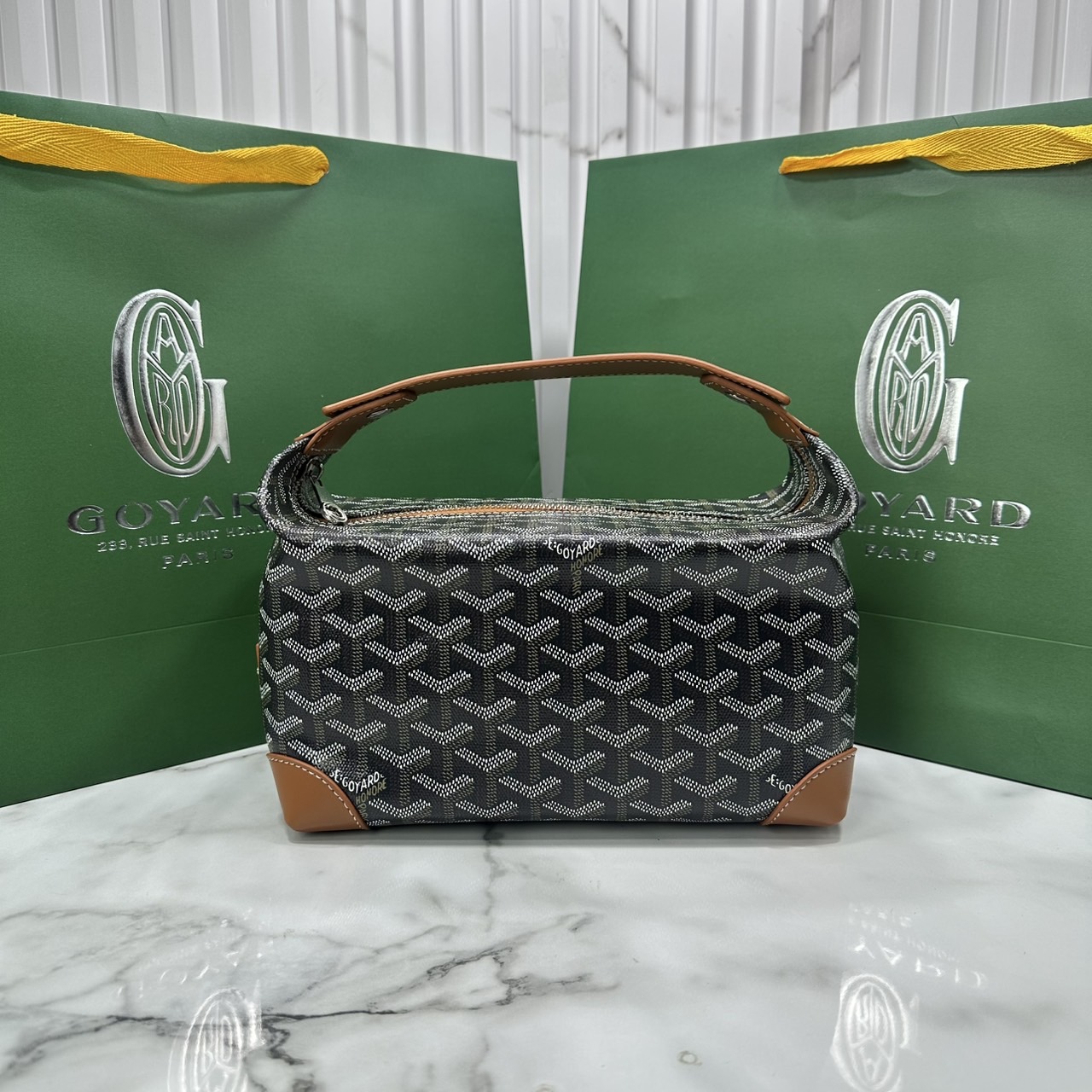 ORI หนังแท้ | Goyard Bowling 25 Toiletry Bag / Goyard Pouch กระเป๋าทรงพอช พร้อมสายถือจับถนัดมือใช้งานง่ายกะทัดรัด ตอบโจทย์ความเรียบง่ายแต่คลาสสิก ใช้ได้ทั้งชายหญิง หรูหรา ติดแกรมที่สุด เป็นรุ่นตามหา ที่ตอนนี้มีพร้อมส่งแล้วค่า