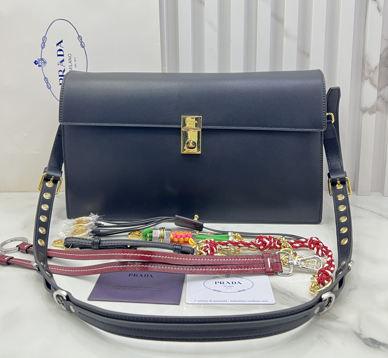 ORI หนังแท้ | 35cm Prada Soft Sound large leather shoulder bag with charms กระเป๋าสะพายทรงกล่องใบใหญ่ รุ่นใหม่ล่าสุด มาแรงแบบเกินต้าน ด้วยดีไซน์เรียบ แต่มีกิมมิคเท่ห์ๆ ที่สายและพวงห้อยหลากสีสุดคิวท์